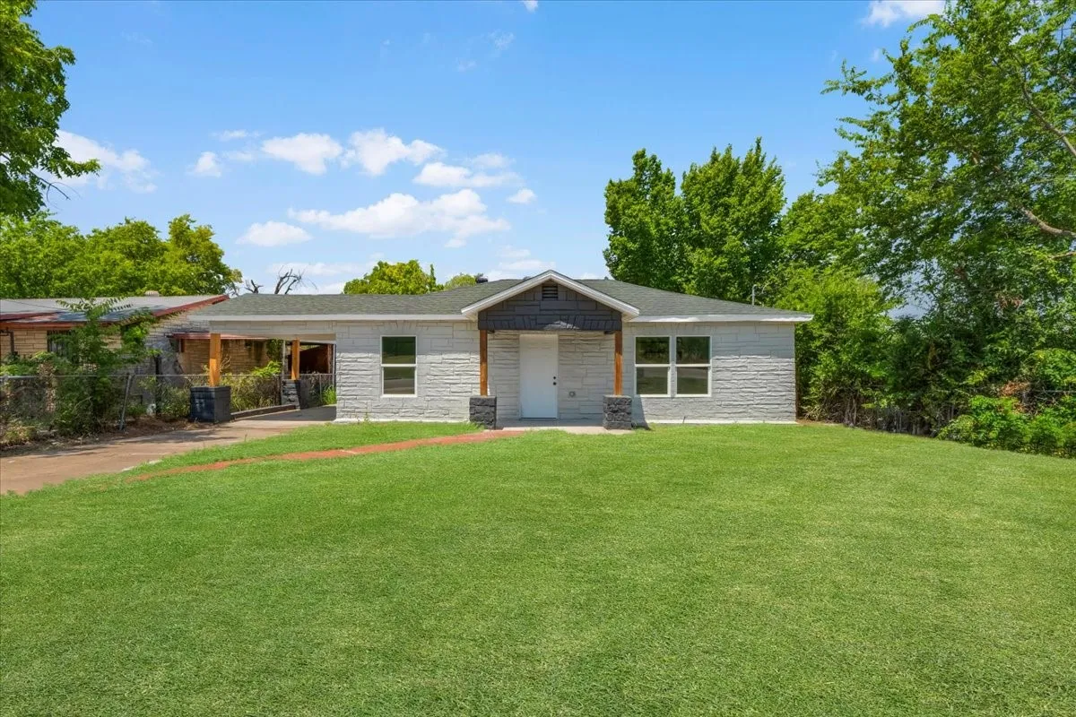 Single Family Residence For Sale in Tarrant County , 1312 Lindsey Street, Fort Worth, Texas 76105, 3 Bedroom, 2 Bathroom, Garage spaces, 1,176 Sqft, built in 1950, mls#21338520, Real Estate Agent in Fort Worth, Homes For Sale in Tarrant county, Homes For Sale in Fort Worth, Realtor in Fort Worth Texas, Real Estate Brokerage Independent Realty Texas, Luminita Cordes Realtor