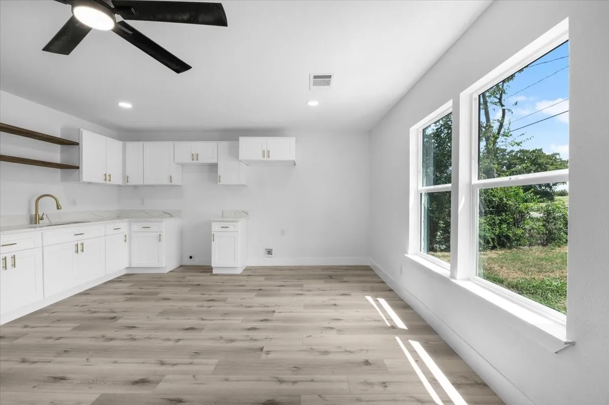 Single Family Residence For Sale in Tarrant County , 1312 Lindsey Street, Fort Worth, Texas 76105, 3 Bedroom, 2 Bathroom, Garage spaces, 1,176 Sqft, built in 1950, mls#21338520, Real Estate Agent in Fort Worth, Homes For Sale in Tarrant county, Homes For Sale in Fort Worth, Realtor in Fort Worth Texas, Real Estate Brokerage Independent Realty Texas, Luminita Cordes Realtor