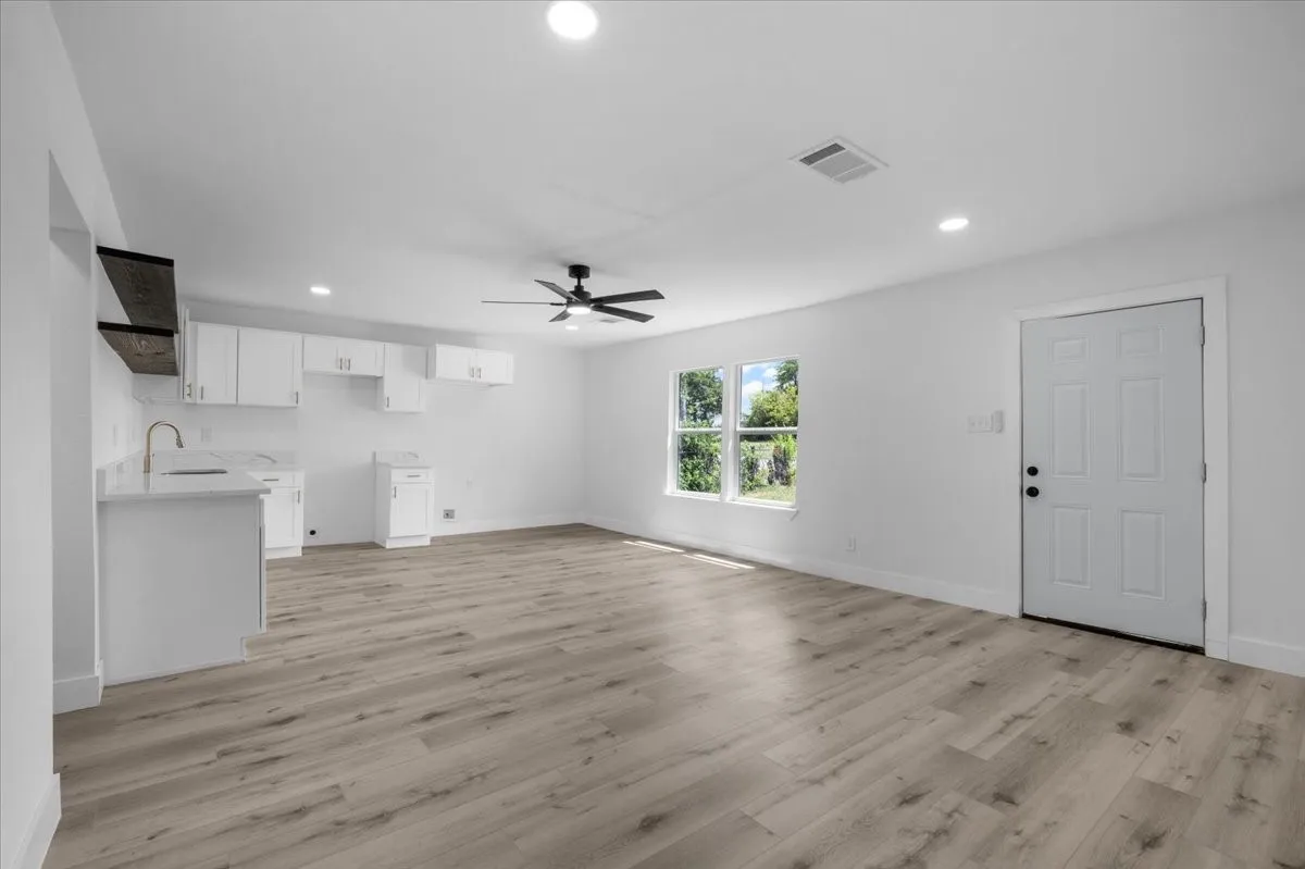 Single Family Residence For Sale in Tarrant County , 1312 Lindsey Street, Fort Worth, Texas 76105, 3 Bedroom, 2 Bathroom, Garage spaces, 1,176 Sqft, built in 1950, mls#21338520, Real Estate Agent in Fort Worth, Homes For Sale in Tarrant county, Homes For Sale in Fort Worth, Realtor in Fort Worth Texas, Real Estate Brokerage Independent Realty Texas, Luminita Cordes Realtor