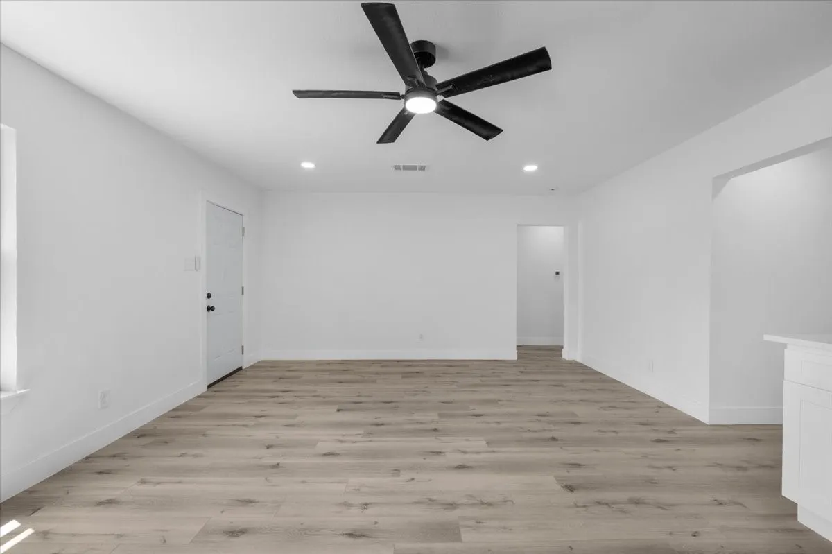 Single Family Residence For Sale in Tarrant County , 1312 Lindsey Street, Fort Worth, Texas 76105, 3 Bedroom, 2 Bathroom, Garage spaces, 1,176 Sqft, built in 1950, mls#21338520, Real Estate Agent in Fort Worth, Homes For Sale in Tarrant county, Homes For Sale in Fort Worth, Realtor in Fort Worth Texas, Real Estate Brokerage Independent Realty Texas, Luminita Cordes Realtor