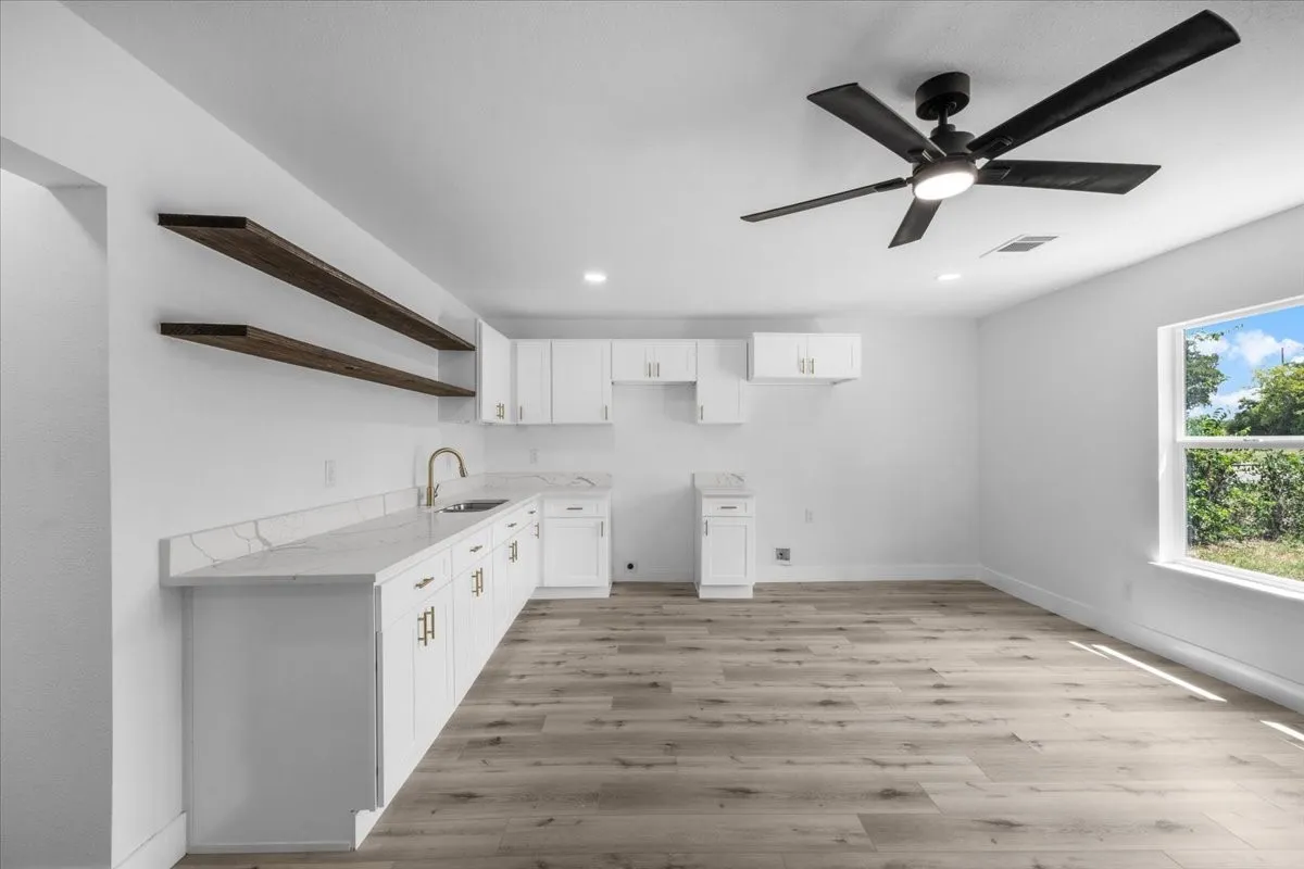 Single Family Residence For Sale in Tarrant County , 1312 Lindsey Street, Fort Worth, Texas 76105, 3 Bedroom, 2 Bathroom, Garage spaces, 1,176 Sqft, built in 1950, mls#21338520, Real Estate Agent in Fort Worth, Homes For Sale in Tarrant county, Homes For Sale in Fort Worth, Realtor in Fort Worth Texas, Real Estate Brokerage Independent Realty Texas, Luminita Cordes Realtor