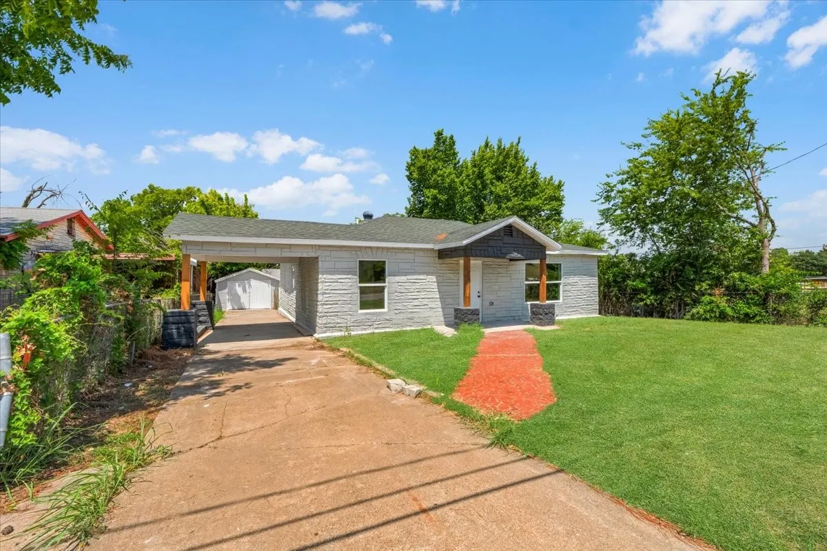 Single Family Residence For Sale in Tarrant County , 1312 Lindsey Street, Fort Worth, Texas 76105, 3 Bedroom, 2 Bathroom, Garage spaces, 1,176 Sqft, built in 1950, mls#21338520, Real Estate Agent in Fort Worth, Homes For Sale in Tarrant county, Homes For Sale in Fort Worth, Realtor in Fort Worth Texas, Real Estate Brokerage Independent Realty Texas, Luminita Cordes Realtor