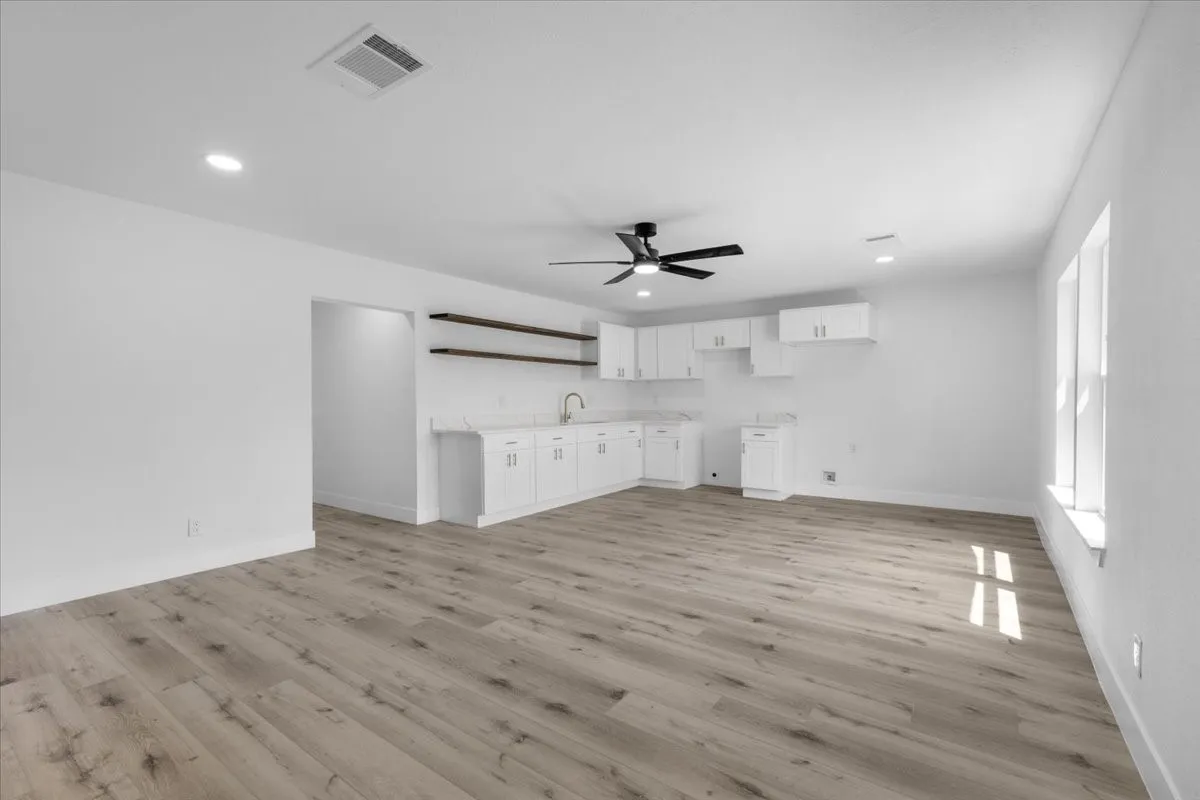 Single Family Residence For Sale in Tarrant County , 1312 Lindsey Street, Fort Worth, Texas 76105, 3 Bedroom, 2 Bathroom, Garage spaces, 1,176 Sqft, built in 1950, mls#21338520, Real Estate Agent in Fort Worth, Homes For Sale in Tarrant county, Homes For Sale in Fort Worth, Realtor in Fort Worth Texas, Real Estate Brokerage Independent Realty Texas, Luminita Cordes Realtor