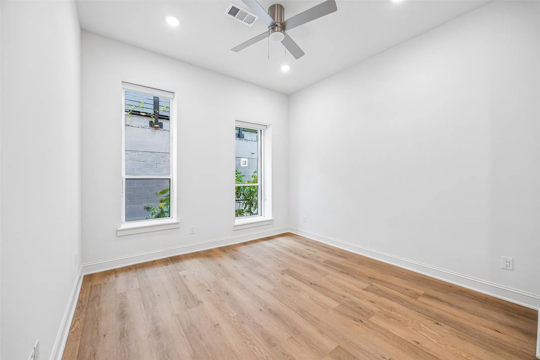 Apartment For Rent in Dallas County , 2010 Commerce Street B204, Dallas, Texas 75201, 1 Bedroom, 2 Bathroom, Garage spaces, 809 Sqft, built in 1925, mls#21335318, Real Estate Agent in Dallas, Homes For Rent in Dallas county, Homes For Rent in Dallas, Realtor in Dallas Texas, Real Estate Brokerage Independent Realty Texas, Luminita Cordes Realtor