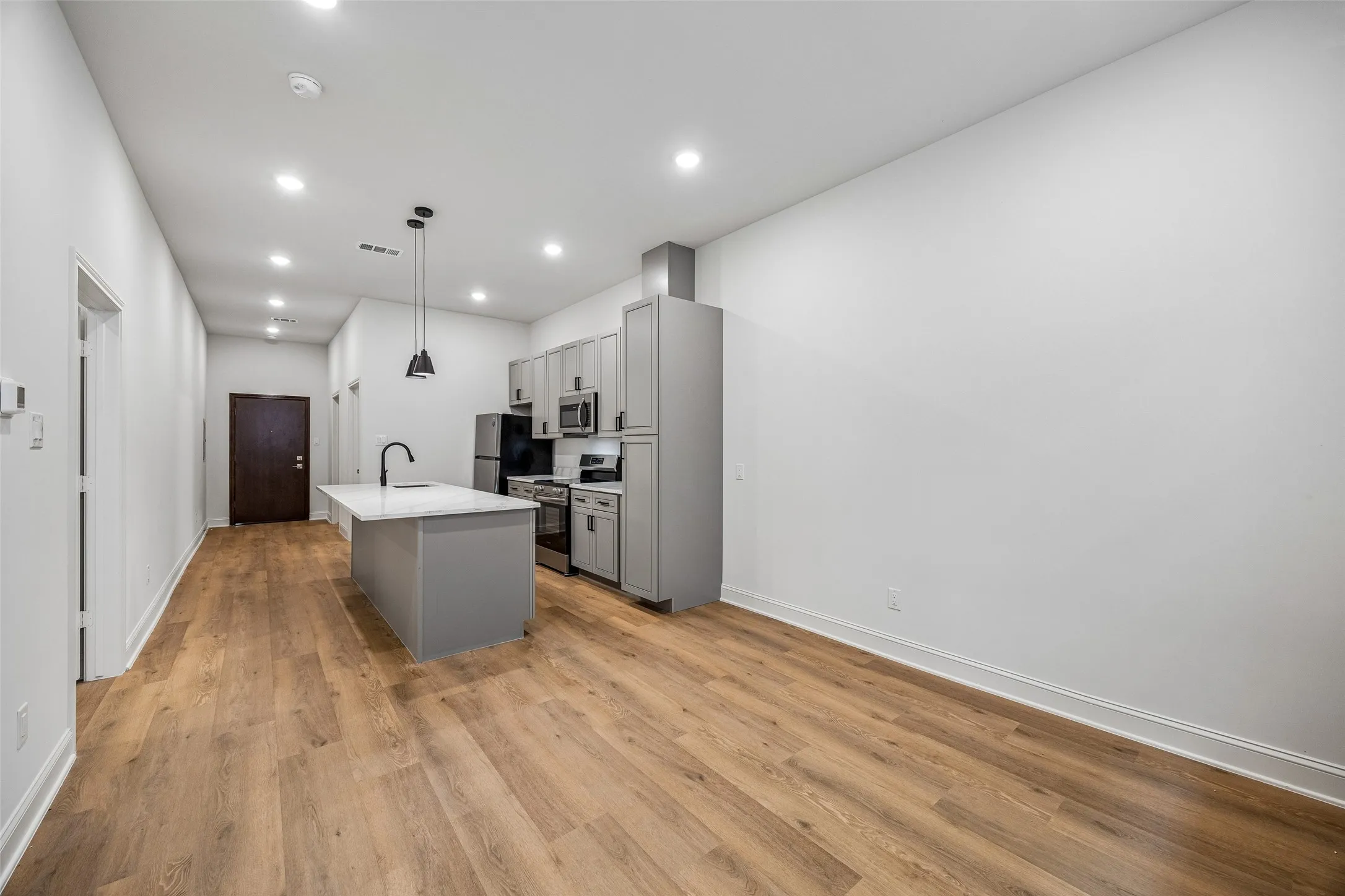 Apartment For Rent in Dallas County , 2010 Commerce Street B204, Dallas, Texas 75201, 1 Bedroom, 2 Bathroom, Garage spaces, 809 Sqft, built in 1925, mls#21335318, Real Estate Agent in Dallas, Homes For Rent in Dallas county, Homes For Rent in Dallas, Realtor in Dallas Texas, Real Estate Brokerage Independent Realty Texas, Luminita Cordes Realtor