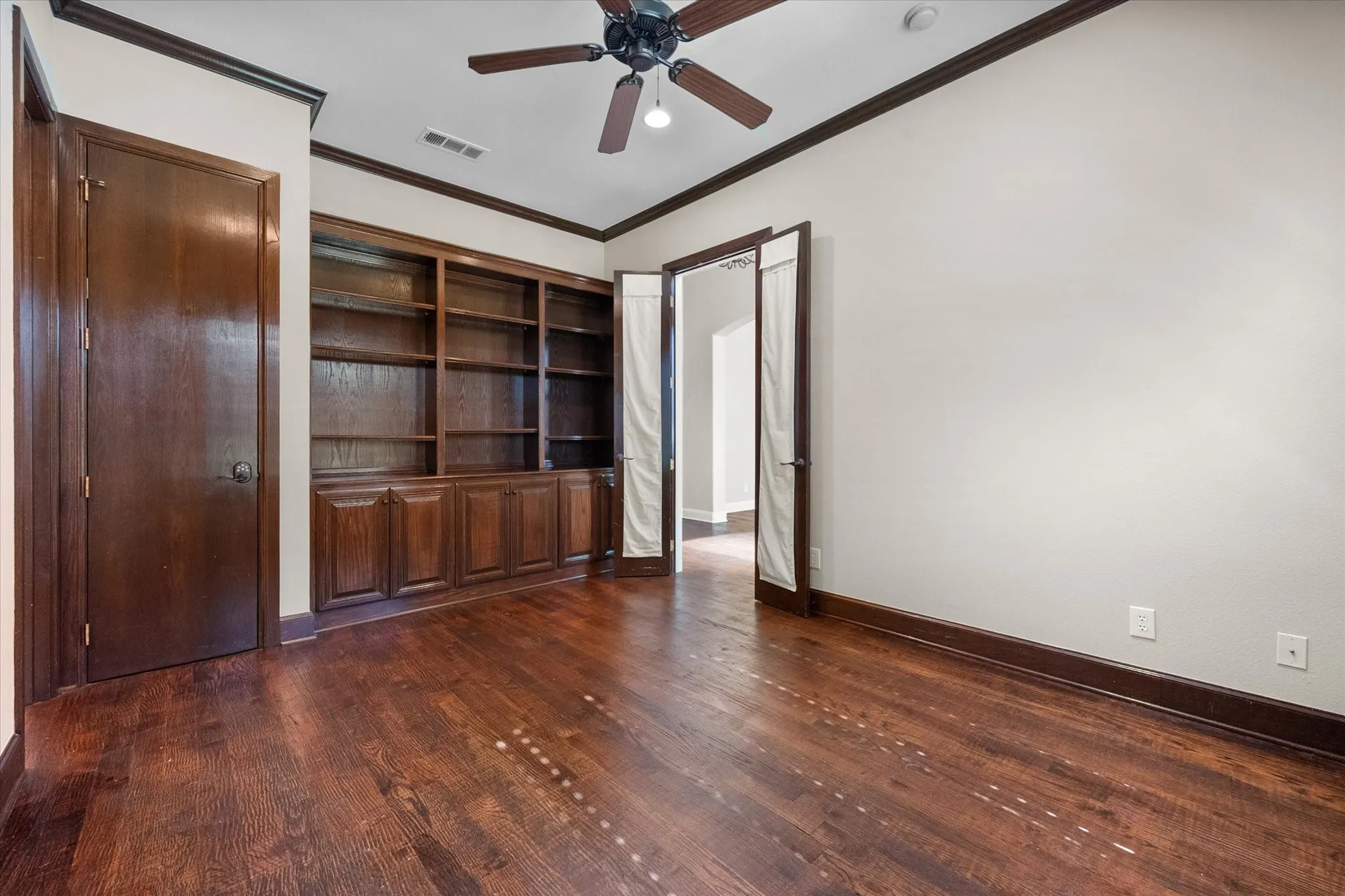 Single Family Residence For Sale in Tarrant County , 2808 Country Club Road, Pantego, Texas 76013, 3 Bedroom, 4 Bathroom, 3 Garage spaces, 3,170 Sqft, built in 2007, mls#21338959, Real Estate Agent in Pantego, Homes For Sale in Tarrant county, Homes For Sale in Pantego, Realtor in Pantego Texas, Real Estate Brokerage Independent Realty Texas, Luminita Cordes Realtor