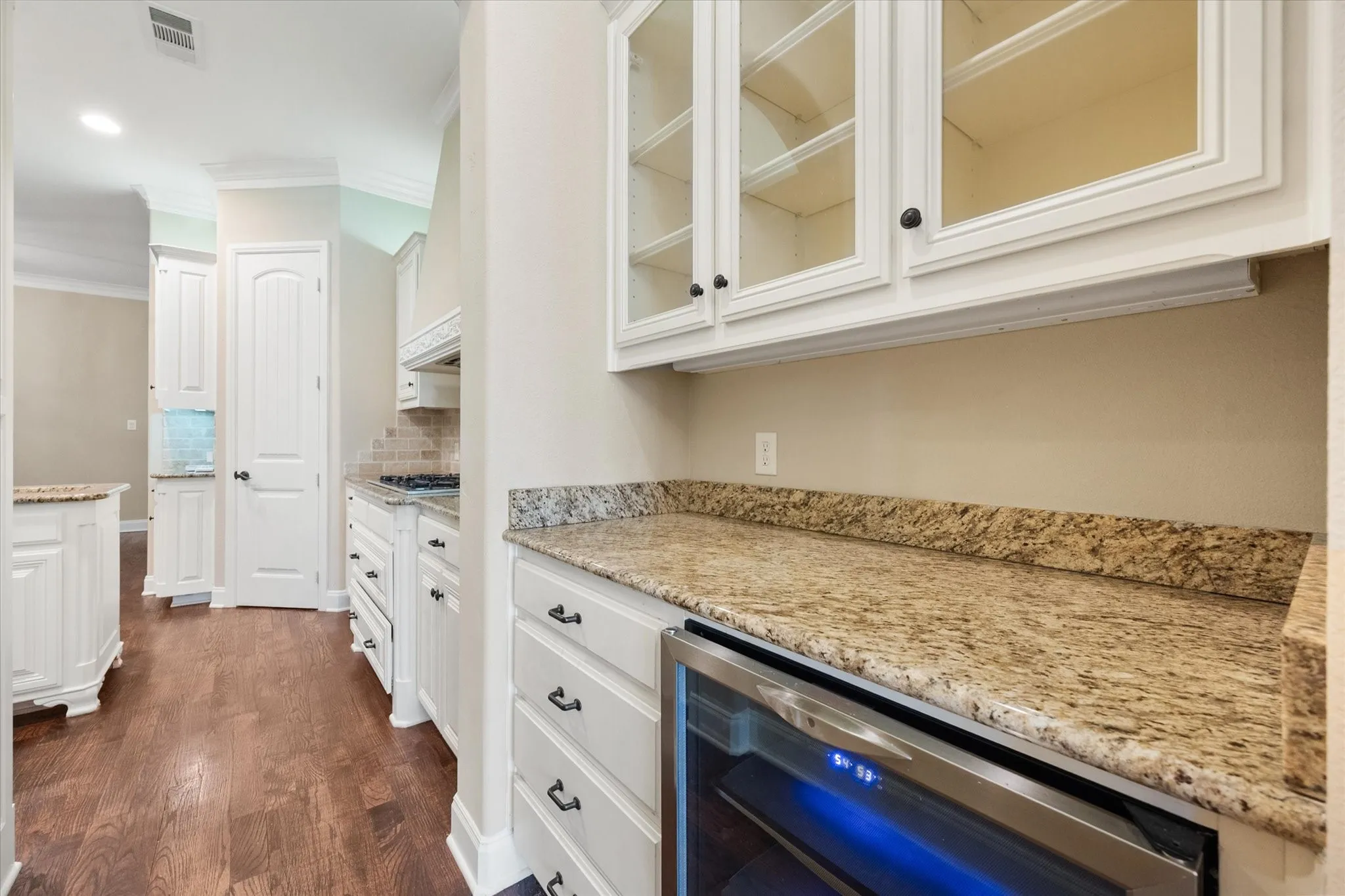 Single Family Residence For Sale in Tarrant County , 2808 Country Club Road, Pantego, Texas 76013, 3 Bedroom, 4 Bathroom, 3 Garage spaces, 3,170 Sqft, built in 2007, mls#21338959, Real Estate Agent in Pantego, Homes For Sale in Tarrant county, Homes For Sale in Pantego, Realtor in Pantego Texas, Real Estate Brokerage Independent Realty Texas, Luminita Cordes Realtor