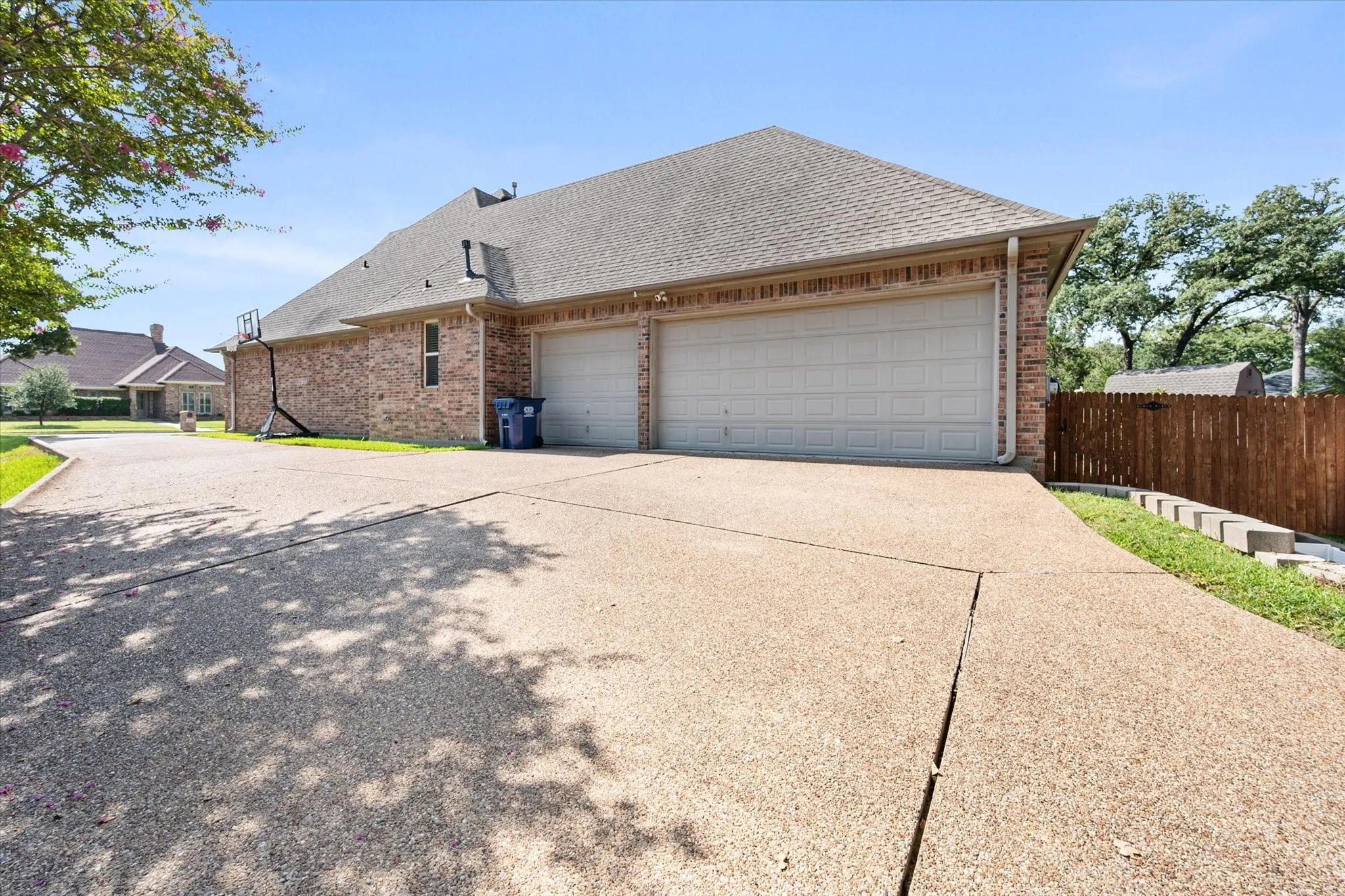 Single Family Residence For Sale in Tarrant County , 2808 Country Club Road, Pantego, Texas 76013, 3 Bedroom, 4 Bathroom, 3 Garage spaces, 3,170 Sqft, built in 2007, mls#21338959, Real Estate Agent in Pantego, Homes For Sale in Tarrant county, Homes For Sale in Pantego, Realtor in Pantego Texas, Real Estate Brokerage Independent Realty Texas, Luminita Cordes Realtor