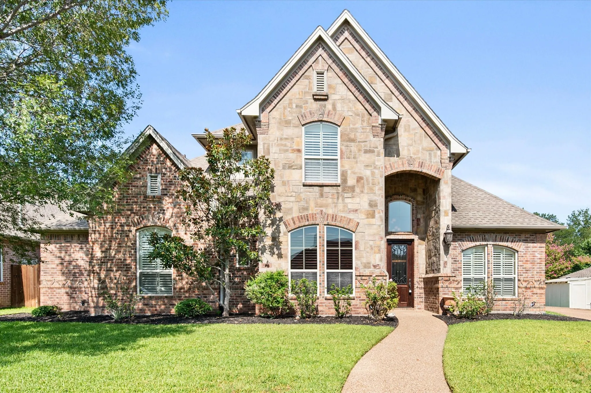 Single Family Residence For Sale in Tarrant County , 2808 Country Club Road, Pantego, Texas 76013, 3 Bedroom, 4 Bathroom, 3 Garage spaces, 3,170 Sqft, built in 2007, mls#21338959, Real Estate Agent in Pantego, Homes For Sale in Tarrant county, Homes For Sale in Pantego, Realtor in Pantego Texas, Real Estate Brokerage Independent Realty Texas, Luminita Cordes Realtor