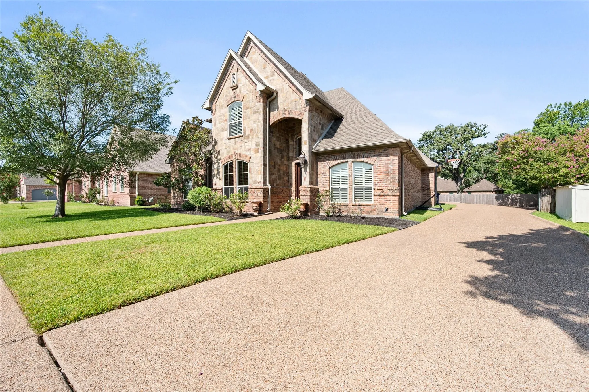 Single Family Residence For Sale in Tarrant County , 2808 Country Club Road, Pantego, Texas 76013, 3 Bedroom, 4 Bathroom, 3 Garage spaces, 3,170 Sqft, built in 2007, mls#21338959, Real Estate Agent in Pantego, Homes For Sale in Tarrant county, Homes For Sale in Pantego, Realtor in Pantego Texas, Real Estate Brokerage Independent Realty Texas, Luminita Cordes Realtor