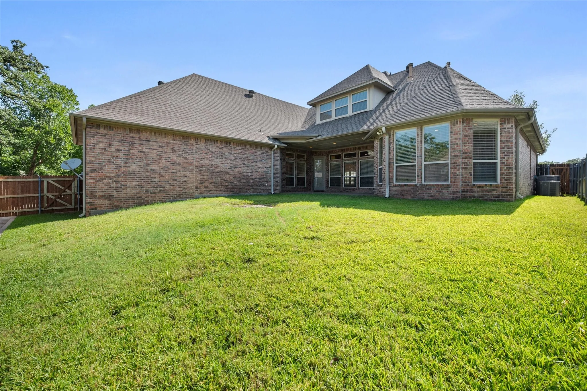 Single Family Residence For Sale in Tarrant County , 2808 Country Club Road, Pantego, Texas 76013, 3 Bedroom, 4 Bathroom, 3 Garage spaces, 3,170 Sqft, built in 2007, mls#21338959, Real Estate Agent in Pantego, Homes For Sale in Tarrant county, Homes For Sale in Pantego, Realtor in Pantego Texas, Real Estate Brokerage Independent Realty Texas, Luminita Cordes Realtor