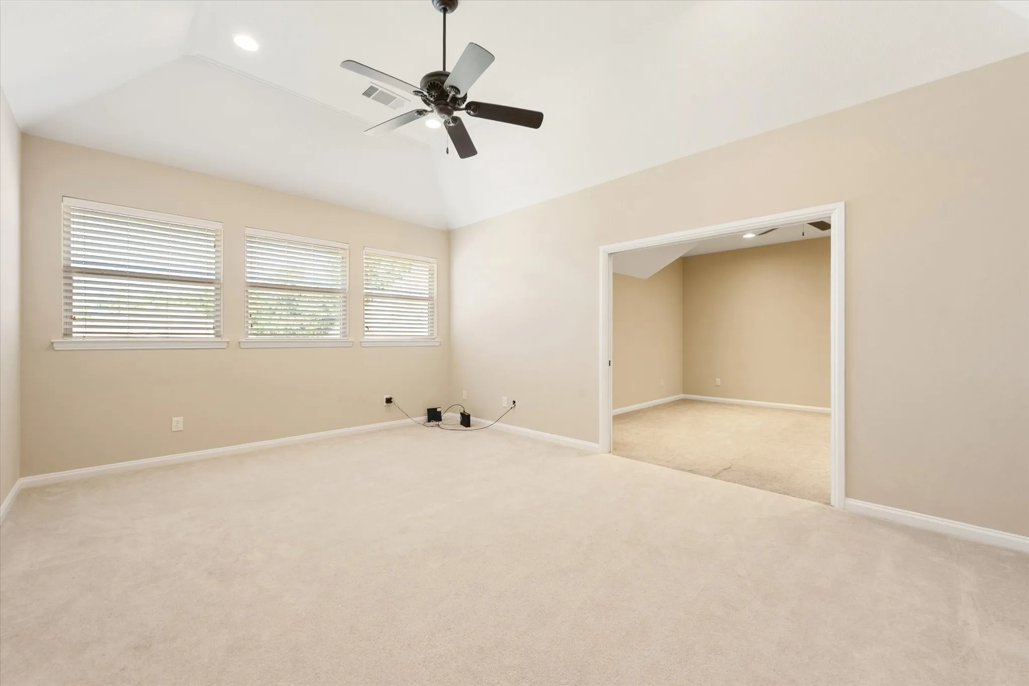 Single Family Residence For Sale in Tarrant County , 2808 Country Club Road, Pantego, Texas 76013, 3 Bedroom, 4 Bathroom, 3 Garage spaces, 3,170 Sqft, built in 2007, mls#21338959, Real Estate Agent in Pantego, Homes For Sale in Tarrant county, Homes For Sale in Pantego, Realtor in Pantego Texas, Real Estate Brokerage Independent Realty Texas, Luminita Cordes Realtor