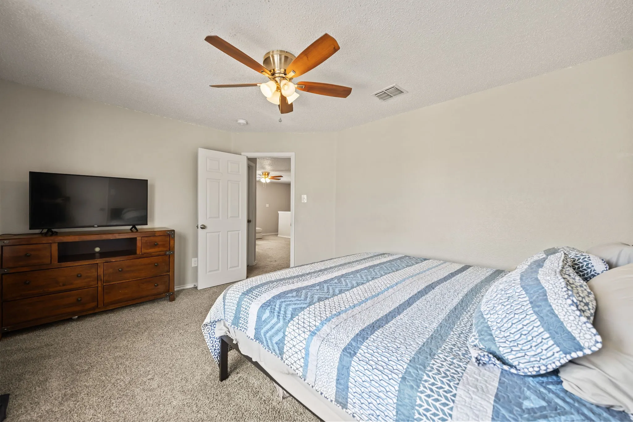 Single Family Residence For Sale in Tarrant County , 4144 Tupelo Trail, Fort Worth, Texas 76244, 4 Bedroom, 3 Bathroom, 2 Garage spaces, 2,842 Sqft, built in 1999, mls#21326814, Real Estate Agent in Fort Worth, Homes For Sale in Tarrant county, Homes For Sale in Fort Worth, Realtor in Fort Worth Texas, Real Estate Brokerage Independent Realty Texas, Luminita Cordes Realtor