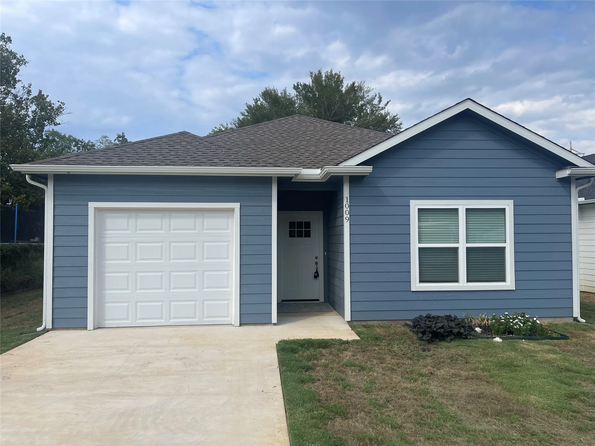 Single Family Residence For Rent in Grayson County , 1009 Dubois Street, Denison, Texas 75020, 4 Bedroom, 3 Bathroom, 1 Garage spaces, 1,681 Sqft, built in 2023, mls#21339710, Real Estate Agent in Denison, Homes For Rent in Grayson county, Homes For Rent in Denison, Realtor in Denison Texas, Real Estate Brokerage Independent Realty Texas, Luminita Cordes Realtor