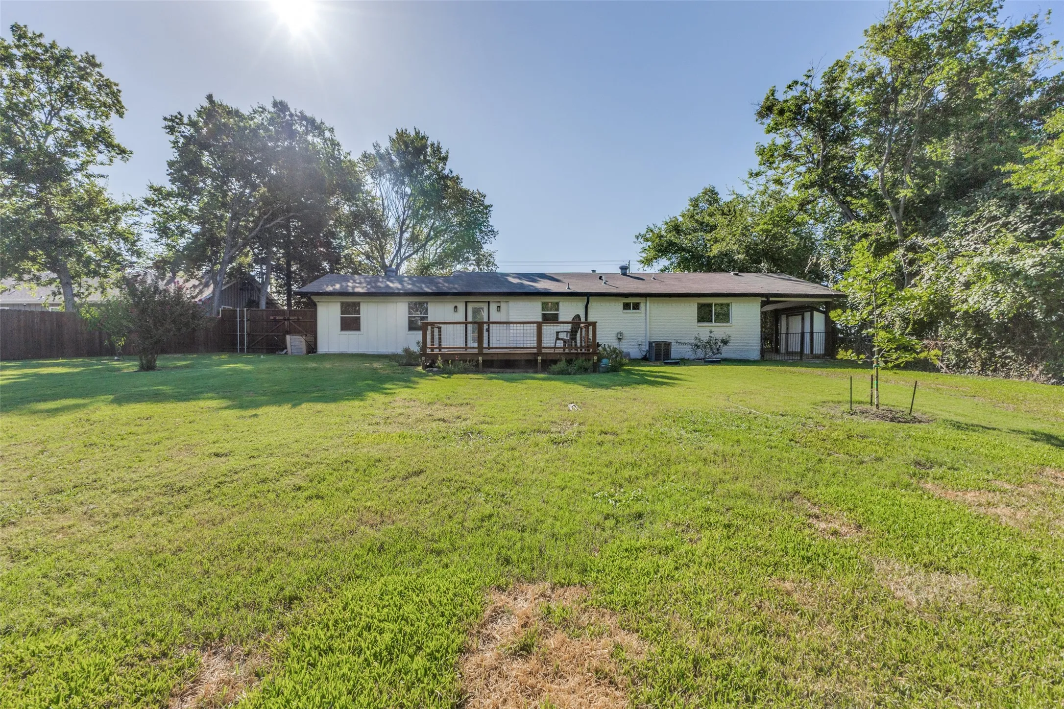 Single Family Residence For Sale in Kaufman County , 810 S Bois D Arc Street, Forney, Texas 75126, 3 Bedroom, 2 Bathroom, Garage spaces, 1,577 Sqft, built in 1975, mls#21339712, Real Estate Agent in Forney, Homes For Sale in Kaufman county, Homes For Sale in Forney, Realtor in Forney Texas, Real Estate Brokerage Independent Realty Texas, Luminita Cordes Realtor