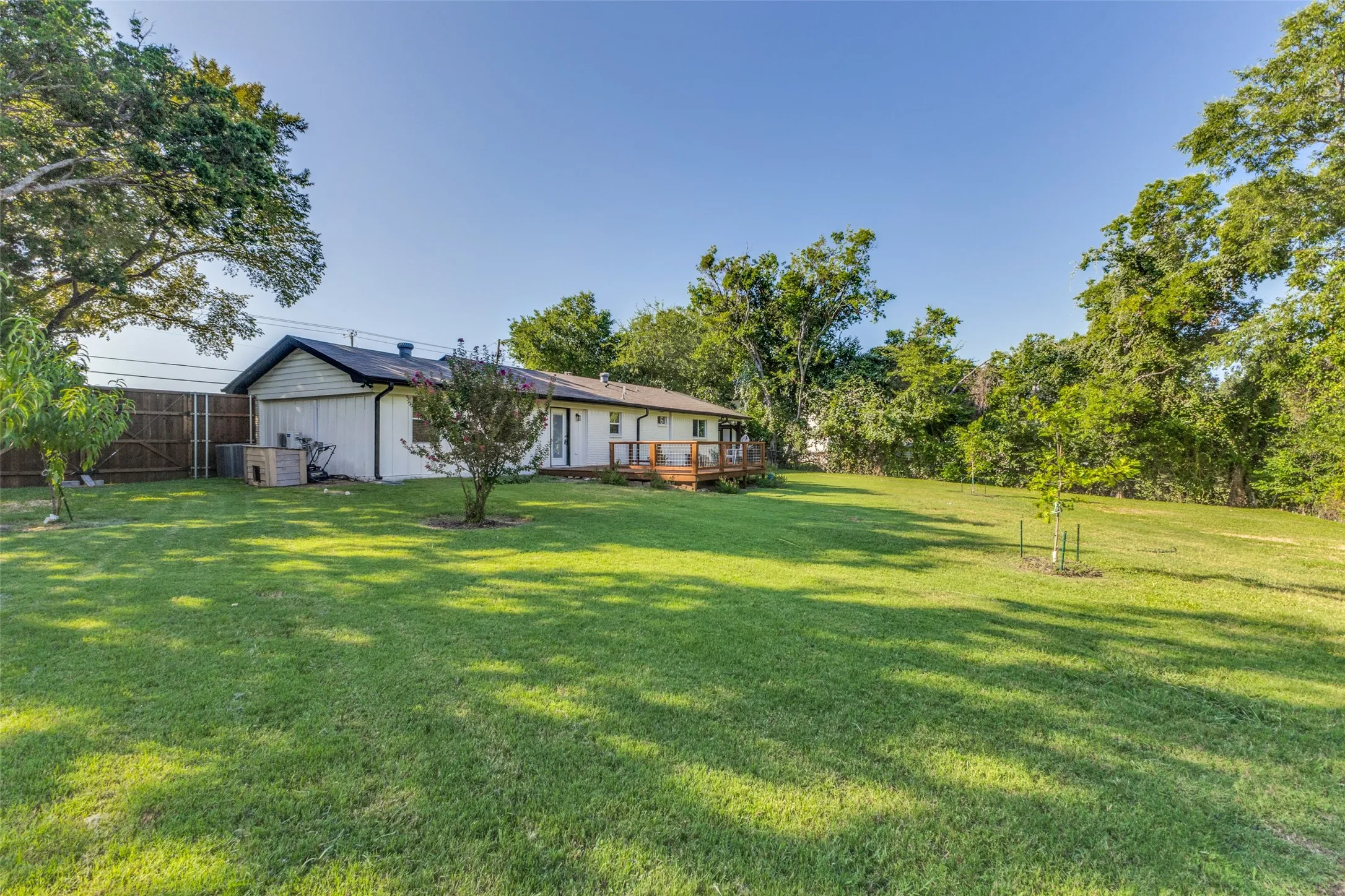 Single Family Residence For Sale in Kaufman County , 810 S Bois D Arc Street, Forney, Texas 75126, 3 Bedroom, 2 Bathroom, Garage spaces, 1,577 Sqft, built in 1975, mls#21339712, Real Estate Agent in Forney, Homes For Sale in Kaufman county, Homes For Sale in Forney, Realtor in Forney Texas, Real Estate Brokerage Independent Realty Texas, Luminita Cordes Realtor