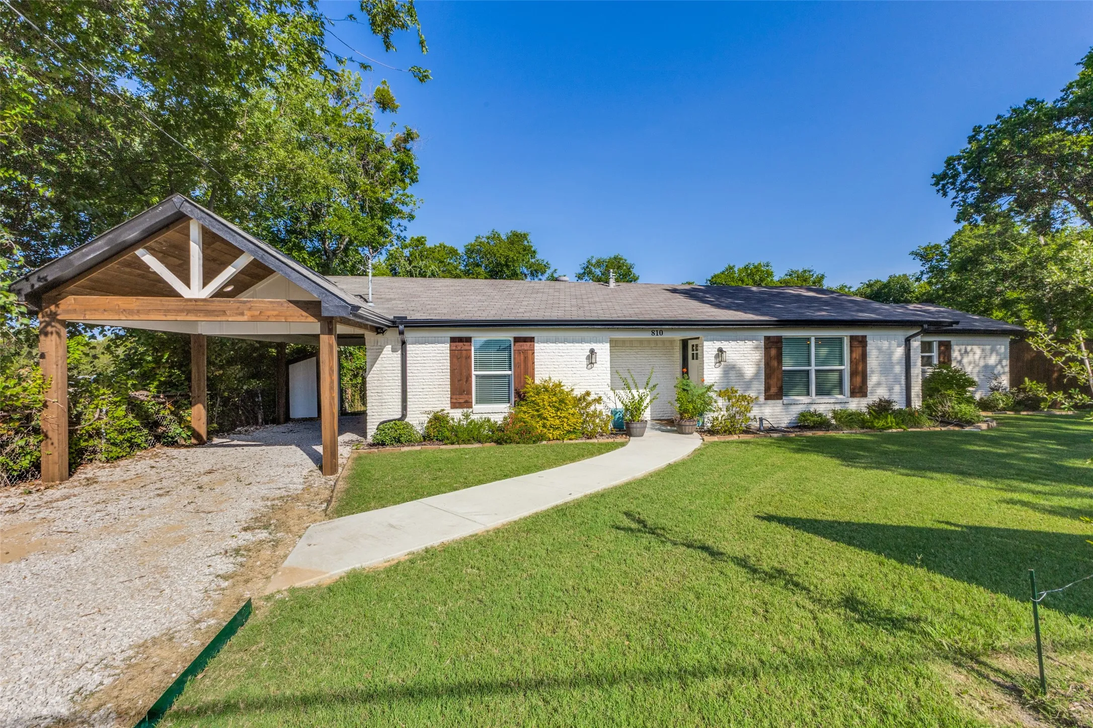 Single Family Residence For Sale in Kaufman County , 810 S Bois D Arc Street, Forney, Texas 75126, 3 Bedroom, 2 Bathroom, Garage spaces, 1,577 Sqft, built in 1975, mls#21339712, Real Estate Agent in Forney, Homes For Sale in Kaufman county, Homes For Sale in Forney, Realtor in Forney Texas, Real Estate Brokerage Independent Realty Texas, Luminita Cordes Realtor