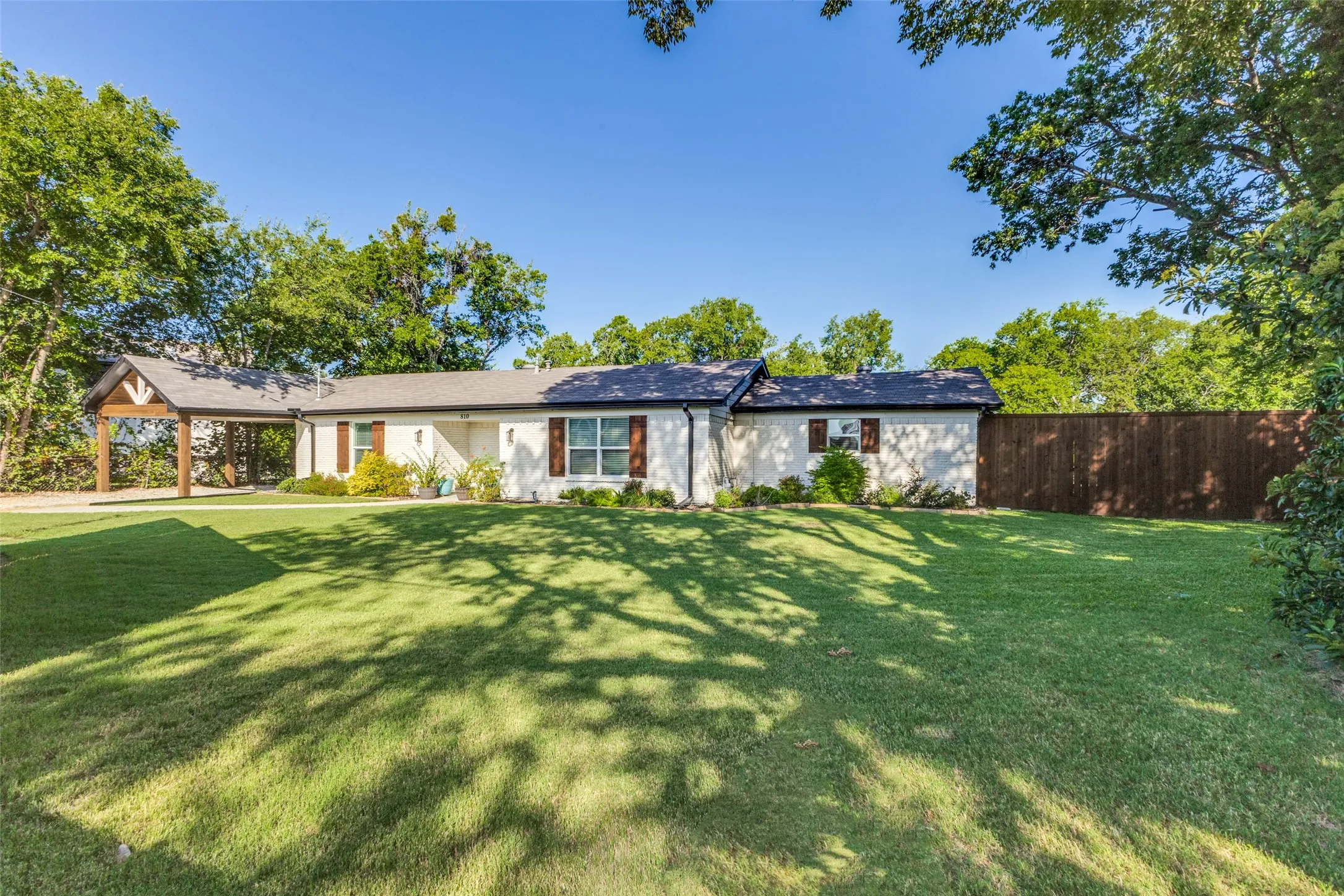 Single Family Residence For Sale in Kaufman County , 810 S Bois D Arc Street, Forney, Texas 75126, 3 Bedroom, 2 Bathroom, Garage spaces, 1,577 Sqft, built in 1975, mls#21339712, Real Estate Agent in Forney, Homes For Sale in Kaufman county, Homes For Sale in Forney, Realtor in Forney Texas, Real Estate Brokerage Independent Realty Texas, Luminita Cordes Realtor