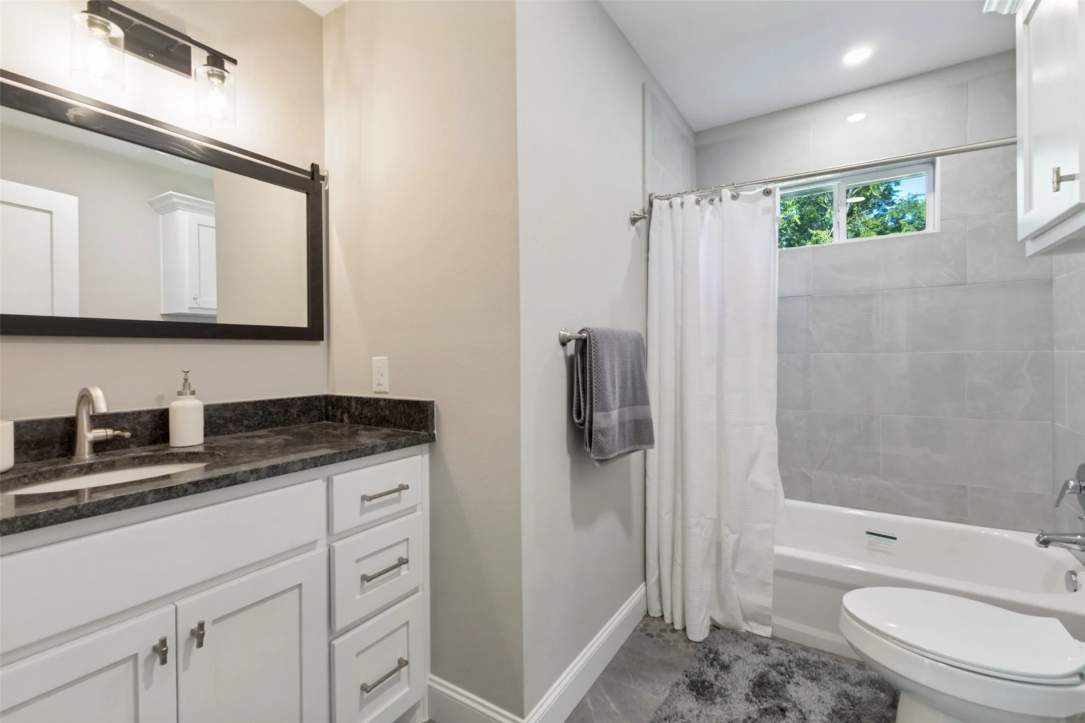 Single Family Residence For Sale in Kaufman County , 810 S Bois D Arc Street, Forney, Texas 75126, 3 Bedroom, 2 Bathroom, Garage spaces, 1,577 Sqft, built in 1975, mls#21339712, Real Estate Agent in Forney, Homes For Sale in Kaufman county, Homes For Sale in Forney, Realtor in Forney Texas, Real Estate Brokerage Independent Realty Texas, Luminita Cordes Realtor