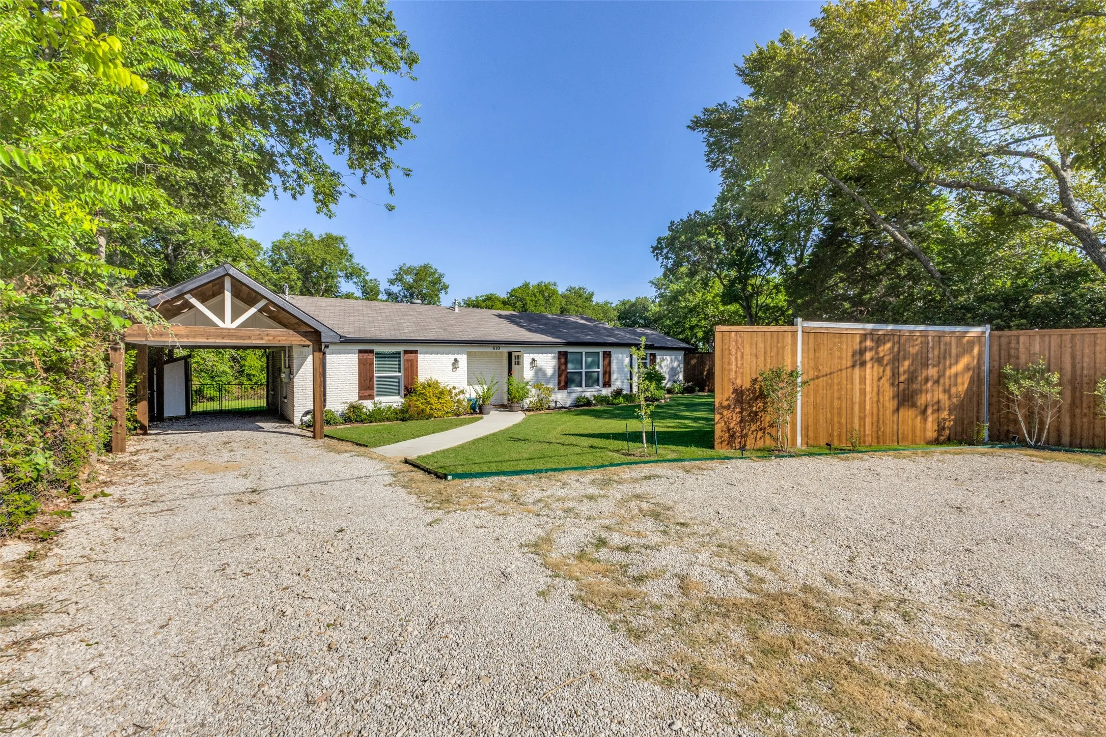 Single Family Residence For Sale in Kaufman County , 810 S Bois D Arc Street, Forney, Texas 75126, 3 Bedroom, 2 Bathroom, Garage spaces, 1,577 Sqft, built in 1975, mls#21339712, Real Estate Agent in Forney, Homes For Sale in Kaufman county, Homes For Sale in Forney, Realtor in Forney Texas, Real Estate Brokerage Independent Realty Texas, Luminita Cordes Realtor