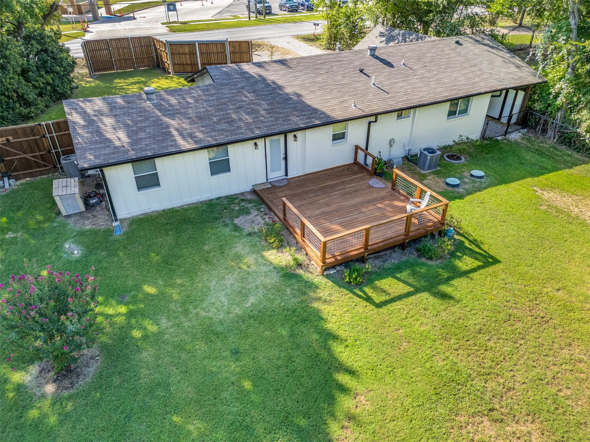 Single Family Residence For Sale in Kaufman County , 810 S Bois D Arc Street, Forney, Texas 75126, 3 Bedroom, 2 Bathroom, Garage spaces, 1,577 Sqft, built in 1975, mls#21339712, Real Estate Agent in Forney, Homes For Sale in Kaufman county, Homes For Sale in Forney, Realtor in Forney Texas, Real Estate Brokerage Independent Realty Texas, Luminita Cordes Realtor