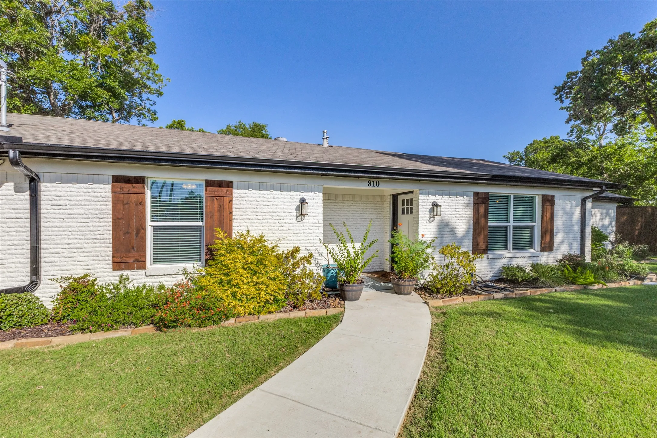 Single Family Residence For Sale in Kaufman County , 810 S Bois D Arc Street, Forney, Texas 75126, 3 Bedroom, 2 Bathroom, Garage spaces, 1,577 Sqft, built in 1975, mls#21339712, Real Estate Agent in Forney, Homes For Sale in Kaufman county, Homes For Sale in Forney, Realtor in Forney Texas, Real Estate Brokerage Independent Realty Texas, Luminita Cordes Realtor