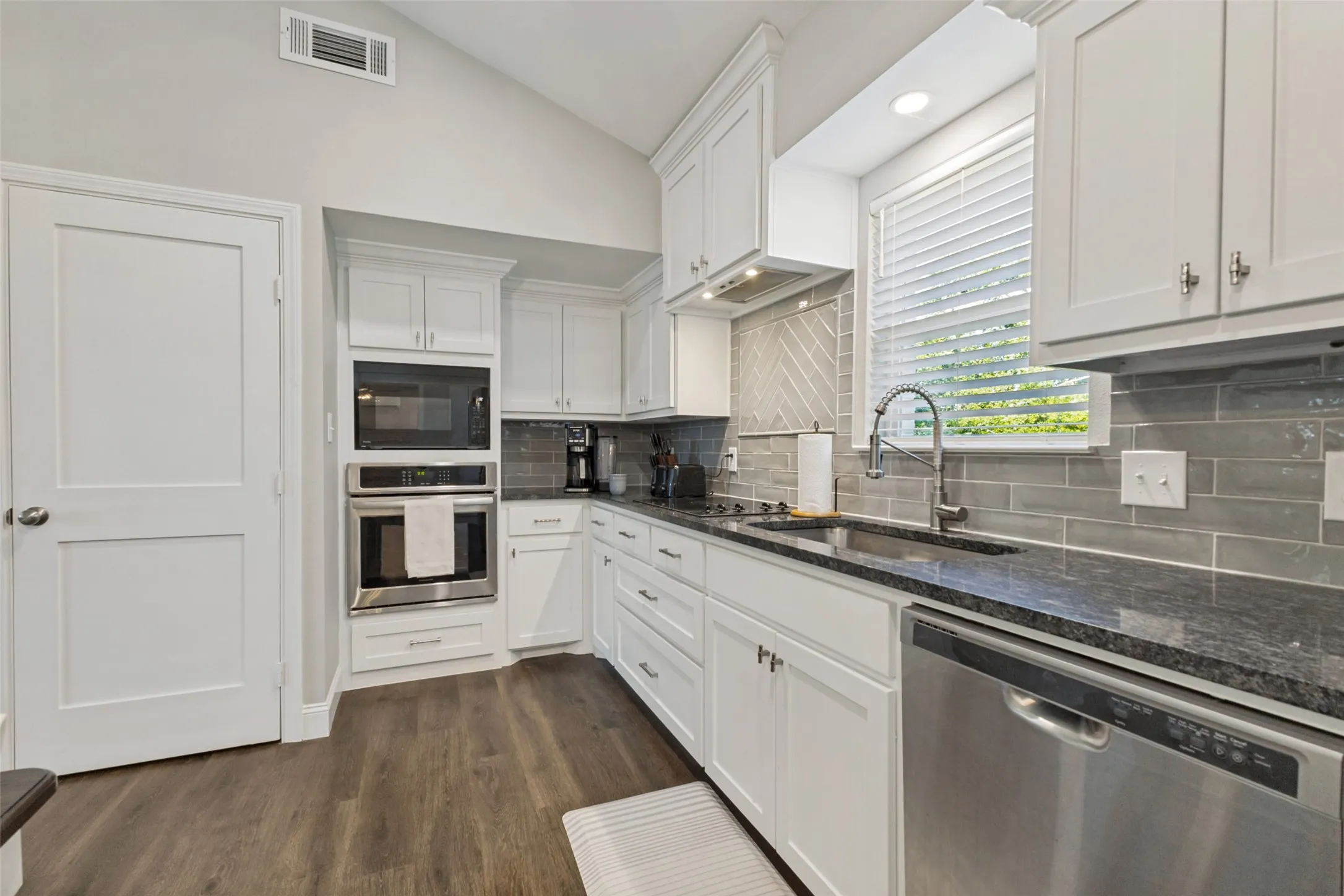 Single Family Residence For Sale in Kaufman County , 810 S Bois D Arc Street, Forney, Texas 75126, 3 Bedroom, 2 Bathroom, Garage spaces, 1,577 Sqft, built in 1975, mls#21339712, Real Estate Agent in Forney, Homes For Sale in Kaufman county, Homes For Sale in Forney, Realtor in Forney Texas, Real Estate Brokerage Independent Realty Texas, Luminita Cordes Realtor