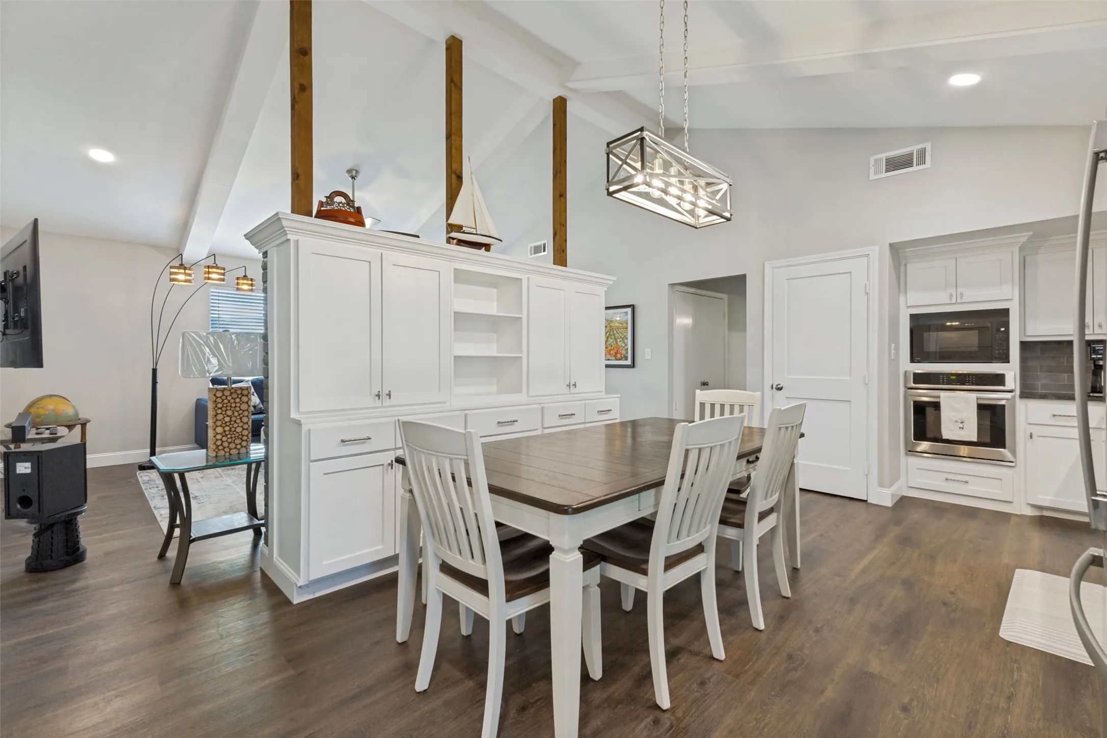 Single Family Residence For Sale in Kaufman County , 810 S Bois D Arc Street, Forney, Texas 75126, 3 Bedroom, 2 Bathroom, Garage spaces, 1,577 Sqft, built in 1975, mls#21339712, Real Estate Agent in Forney, Homes For Sale in Kaufman county, Homes For Sale in Forney, Realtor in Forney Texas, Real Estate Brokerage Independent Realty Texas, Luminita Cordes Realtor