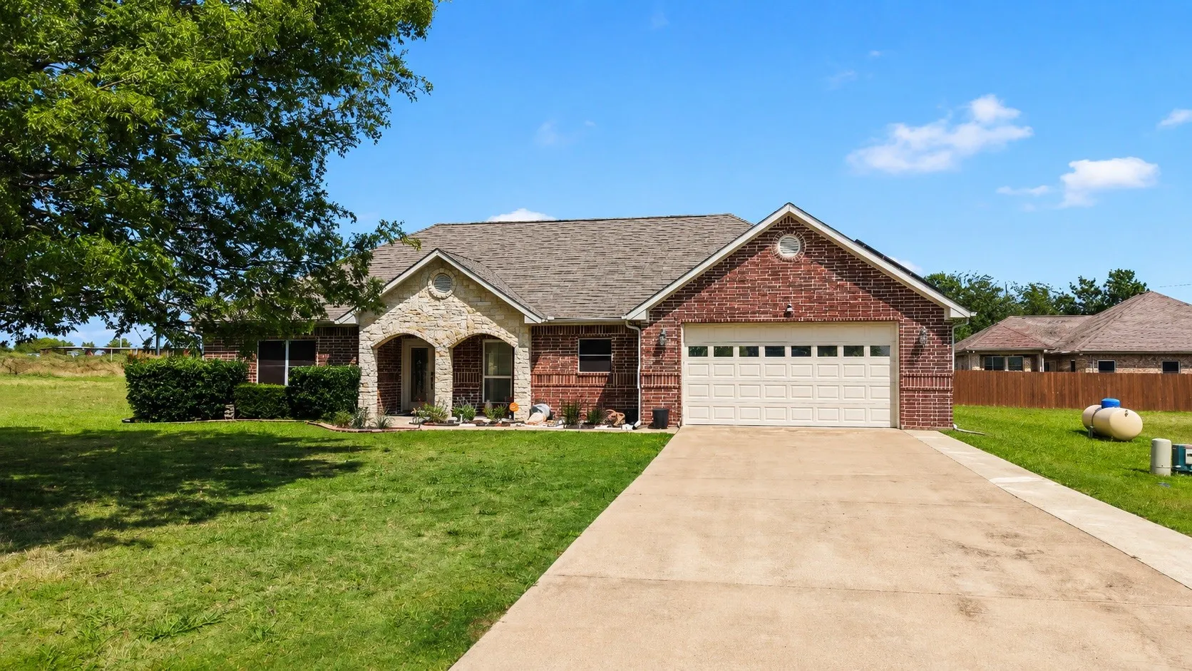 Single Family Residence For Sale in Kaufman County , 104 Blake Street, Mabank, Texas 75147, 3 Bedroom, 2 Bathroom, 2 Garage spaces, 1,886 Sqft, built in 2007, mls#21337524, Real Estate Agent in Mabank, Homes For Sale in Kaufman county, Homes For Sale in Mabank, Realtor in Mabank Texas, Real Estate Brokerage Independent Realty Texas, Luminita Cordes Realtor