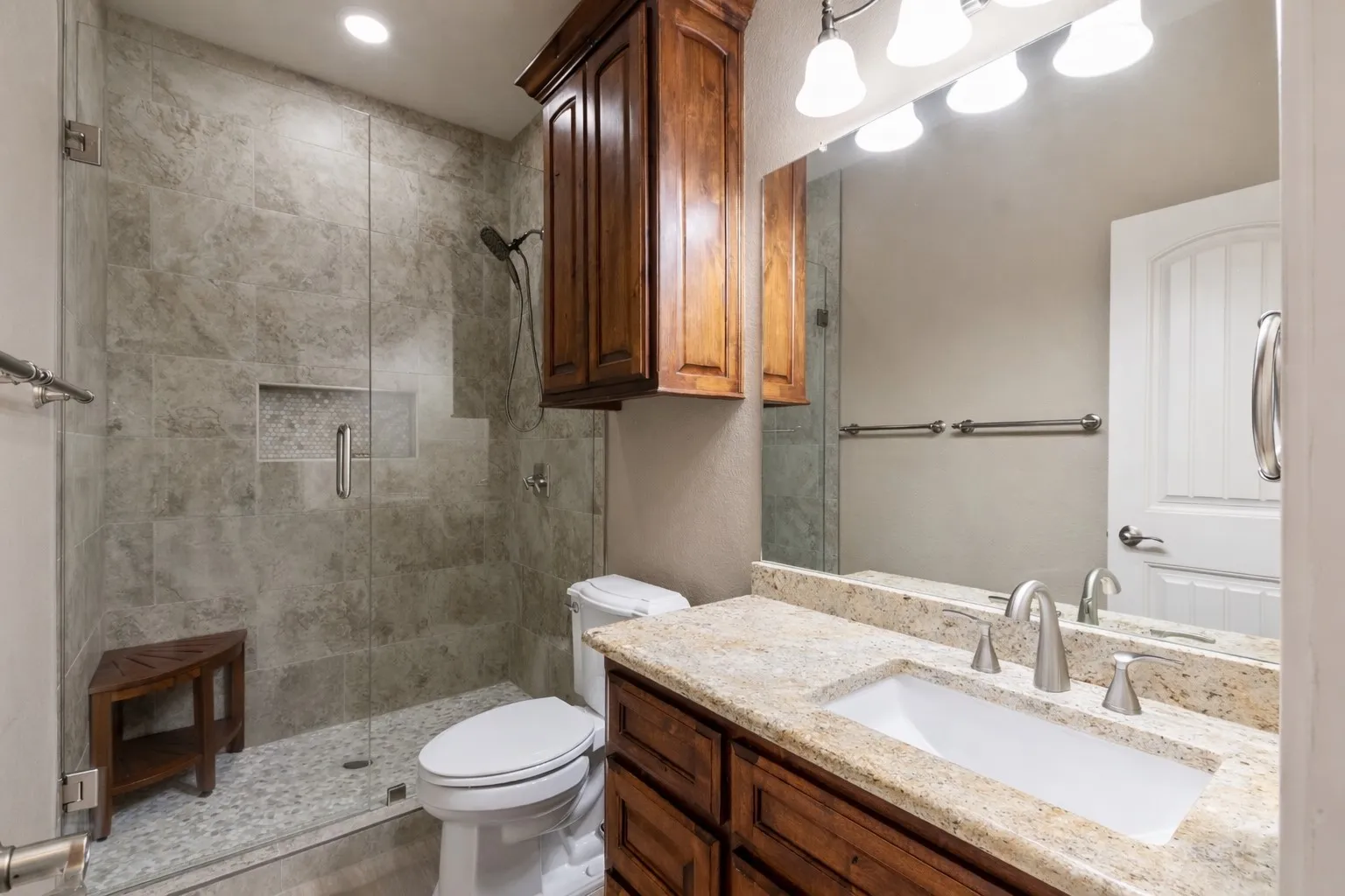 Single Family Residence For Sale in Kaufman County , 104 Blake Street, Mabank, Texas 75147, 3 Bedroom, 2 Bathroom, 2 Garage spaces, 1,886 Sqft, built in 2007, mls#21337524, Real Estate Agent in Mabank, Homes For Sale in Kaufman county, Homes For Sale in Mabank, Realtor in Mabank Texas, Real Estate Brokerage Independent Realty Texas, Luminita Cordes Realtor