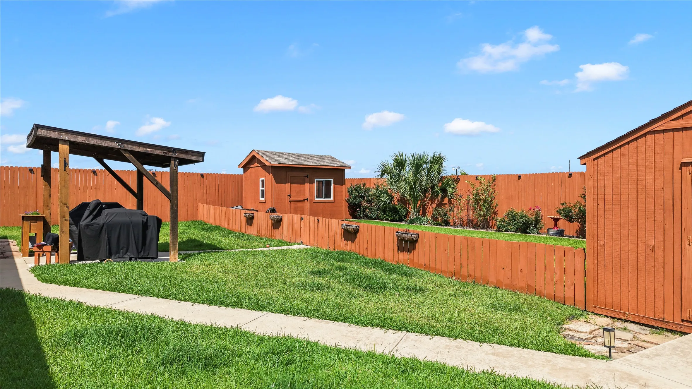 Single Family Residence For Sale in Kaufman County , 104 Blake Street, Mabank, Texas 75147, 3 Bedroom, 2 Bathroom, 2 Garage spaces, 1,886 Sqft, built in 2007, mls#21337524, Real Estate Agent in Mabank, Homes For Sale in Kaufman county, Homes For Sale in Mabank, Realtor in Mabank Texas, Real Estate Brokerage Independent Realty Texas, Luminita Cordes Realtor