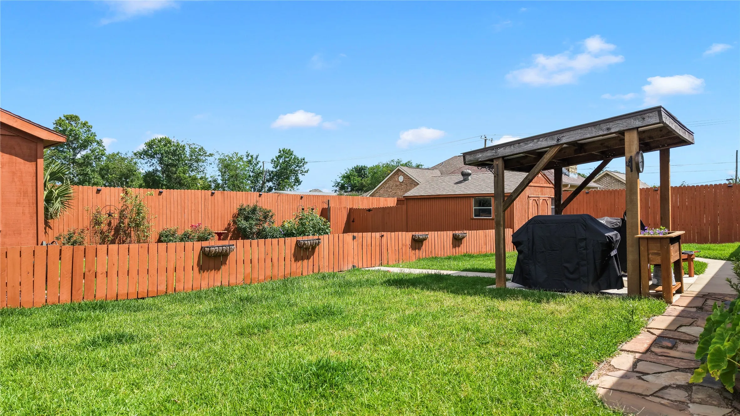 Single Family Residence For Sale in Kaufman County , 104 Blake Street, Mabank, Texas 75147, 3 Bedroom, 2 Bathroom, 2 Garage spaces, 1,886 Sqft, built in 2007, mls#21337524, Real Estate Agent in Mabank, Homes For Sale in Kaufman county, Homes For Sale in Mabank, Realtor in Mabank Texas, Real Estate Brokerage Independent Realty Texas, Luminita Cordes Realtor