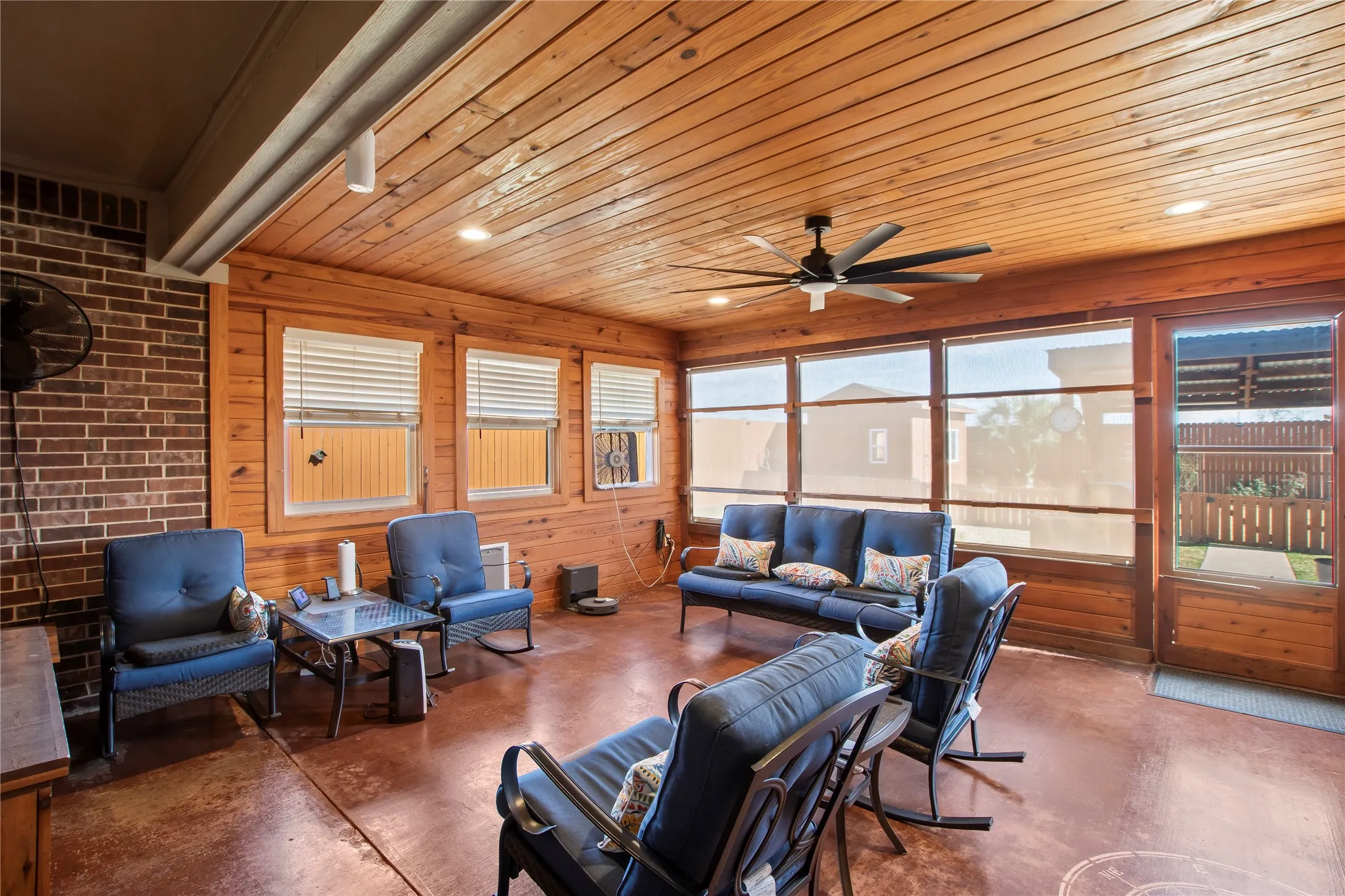 Single Family Residence For Sale in Kaufman County , 104 Blake Street, Mabank, Texas 75147, 3 Bedroom, 2 Bathroom, 2 Garage spaces, 1,886 Sqft, built in 2007, mls#21337524, Real Estate Agent in Mabank, Homes For Sale in Kaufman county, Homes For Sale in Mabank, Realtor in Mabank Texas, Real Estate Brokerage Independent Realty Texas, Luminita Cordes Realtor