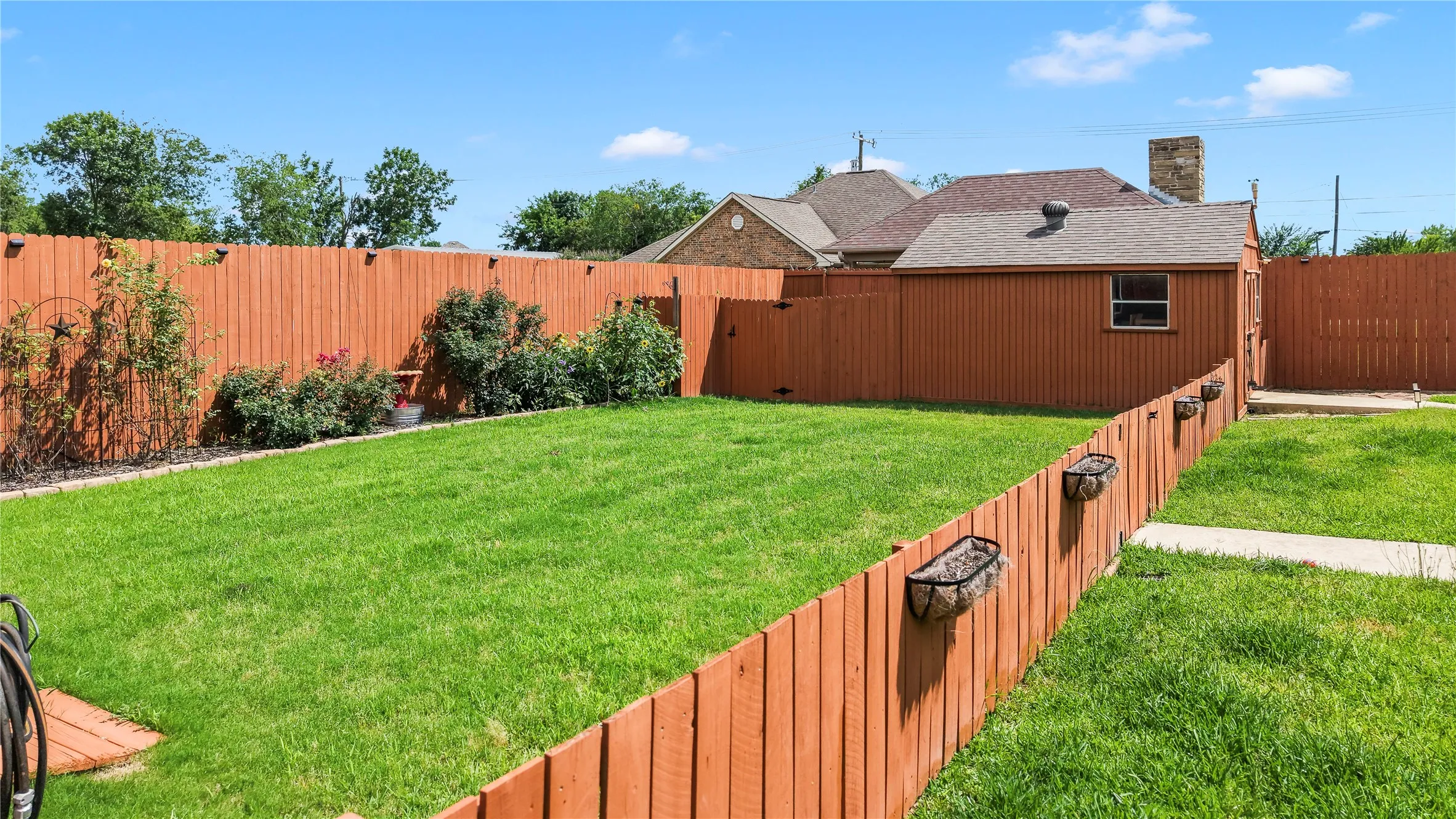 Single Family Residence For Sale in Kaufman County , 104 Blake Street, Mabank, Texas 75147, 3 Bedroom, 2 Bathroom, 2 Garage spaces, 1,886 Sqft, built in 2007, mls#21337524, Real Estate Agent in Mabank, Homes For Sale in Kaufman county, Homes For Sale in Mabank, Realtor in Mabank Texas, Real Estate Brokerage Independent Realty Texas, Luminita Cordes Realtor