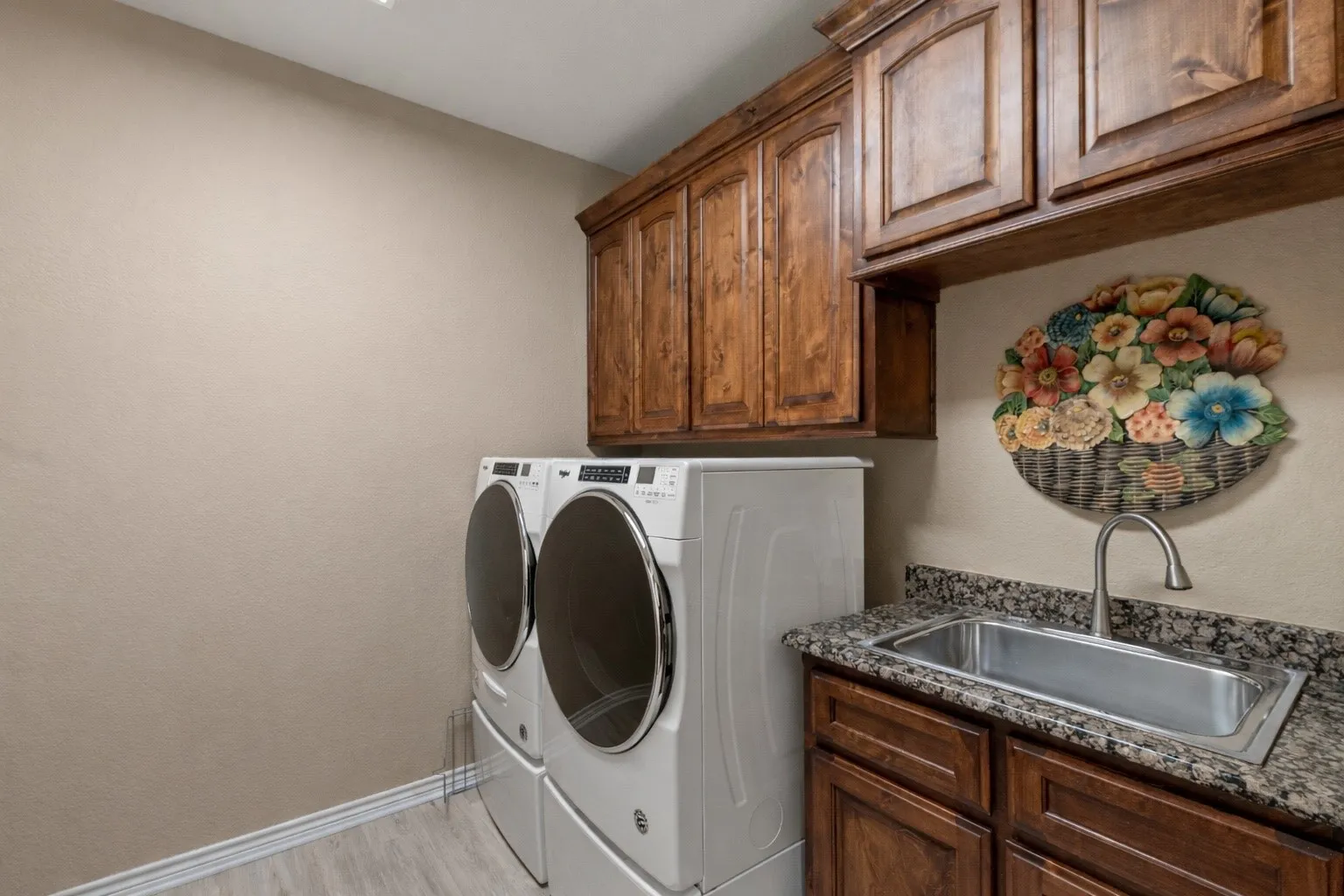 Single Family Residence For Sale in Kaufman County , 104 Blake Street, Mabank, Texas 75147, 3 Bedroom, 2 Bathroom, 2 Garage spaces, 1,886 Sqft, built in 2007, mls#21337524, Real Estate Agent in Mabank, Homes For Sale in Kaufman county, Homes For Sale in Mabank, Realtor in Mabank Texas, Real Estate Brokerage Independent Realty Texas, Luminita Cordes Realtor