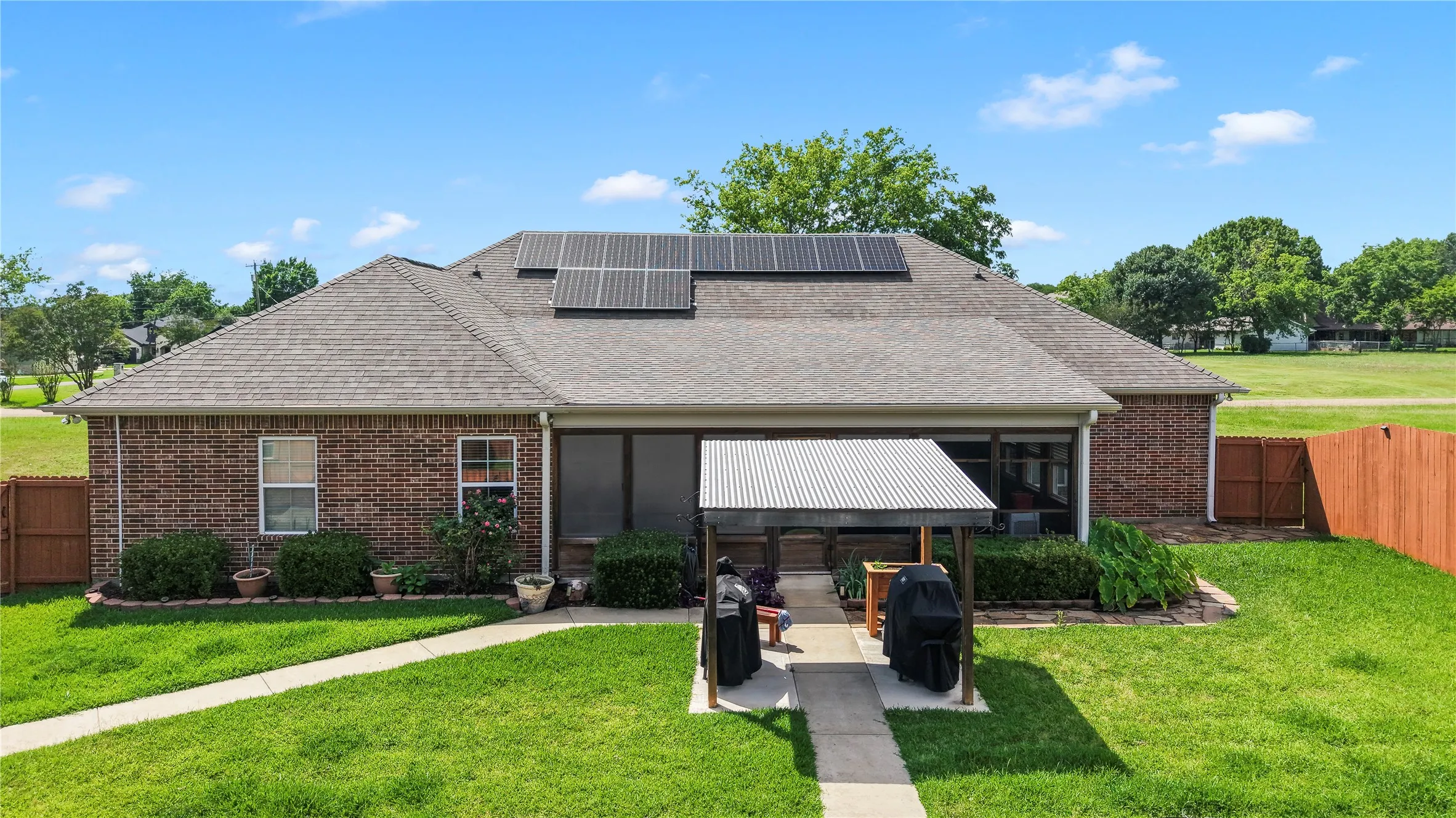 Single Family Residence For Sale in Kaufman County , 104 Blake Street, Mabank, Texas 75147, 3 Bedroom, 2 Bathroom, 2 Garage spaces, 1,886 Sqft, built in 2007, mls#21337524, Real Estate Agent in Mabank, Homes For Sale in Kaufman county, Homes For Sale in Mabank, Realtor in Mabank Texas, Real Estate Brokerage Independent Realty Texas, Luminita Cordes Realtor