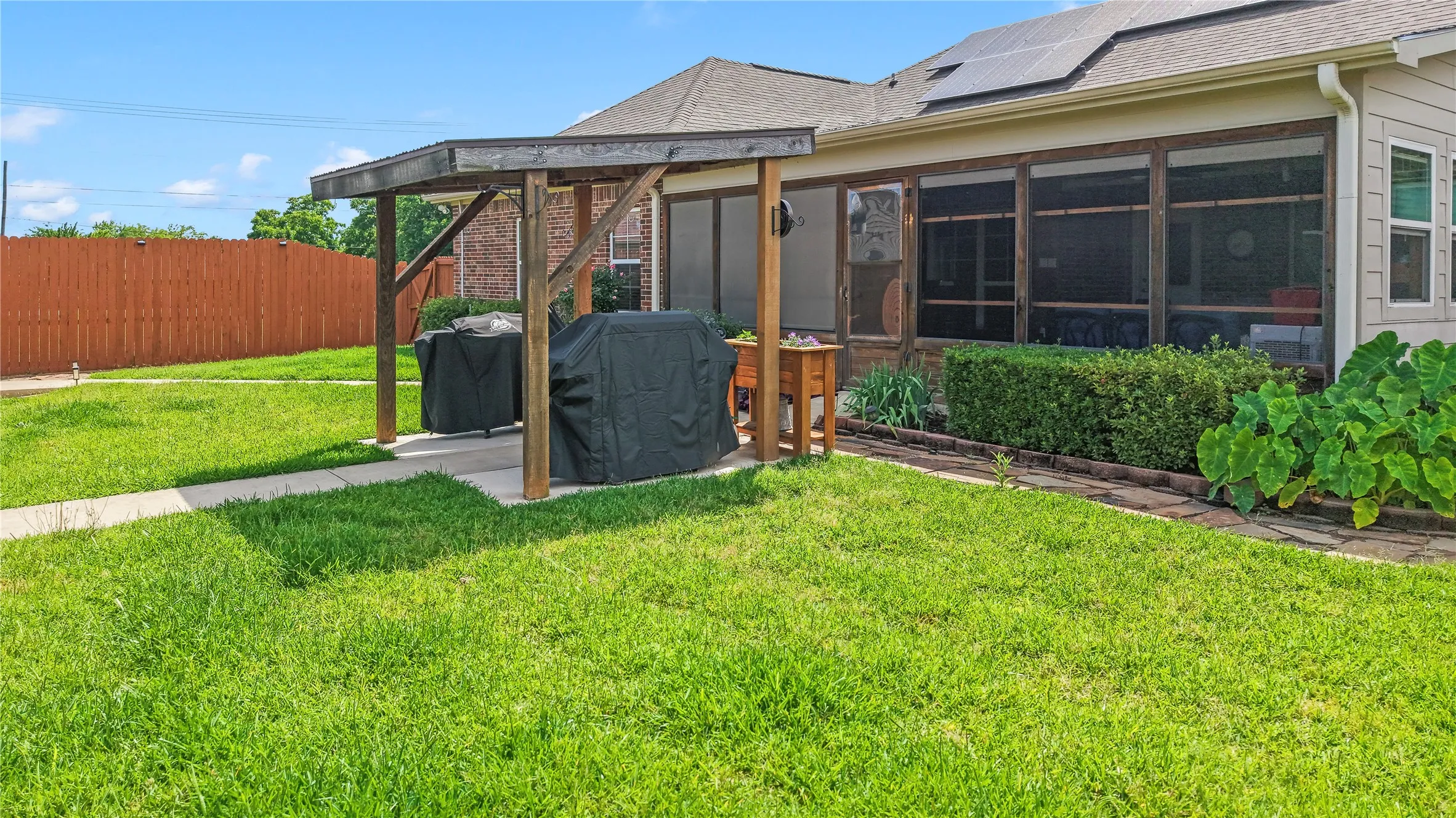 Single Family Residence For Sale in Kaufman County , 104 Blake Street, Mabank, Texas 75147, 3 Bedroom, 2 Bathroom, 2 Garage spaces, 1,886 Sqft, built in 2007, mls#21337524, Real Estate Agent in Mabank, Homes For Sale in Kaufman county, Homes For Sale in Mabank, Realtor in Mabank Texas, Real Estate Brokerage Independent Realty Texas, Luminita Cordes Realtor