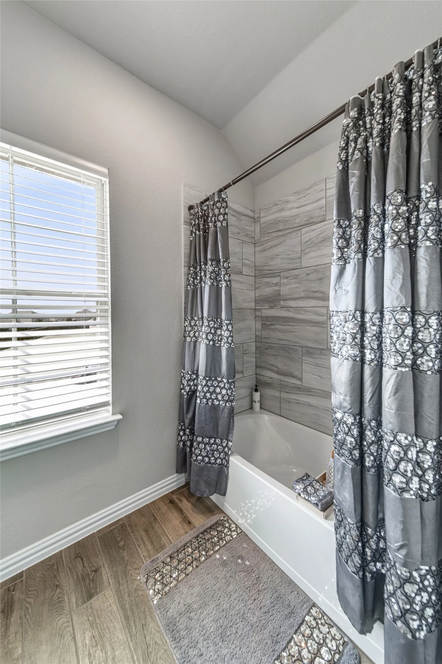 Single Family Residence For Sale in Kaufman County , 2109 Swanmore Way, Forney, Texas 75126, 4 Bedroom, 3 Bathroom, 2 Garage spaces, 3,333 Sqft, built in 2020, mls#21339689, Real Estate Agent in Forney, Homes For Sale in Kaufman county, Homes For Sale in Forney, Realtor in Forney Texas, Real Estate Brokerage Independent Realty Texas, Luminita Cordes Realtor