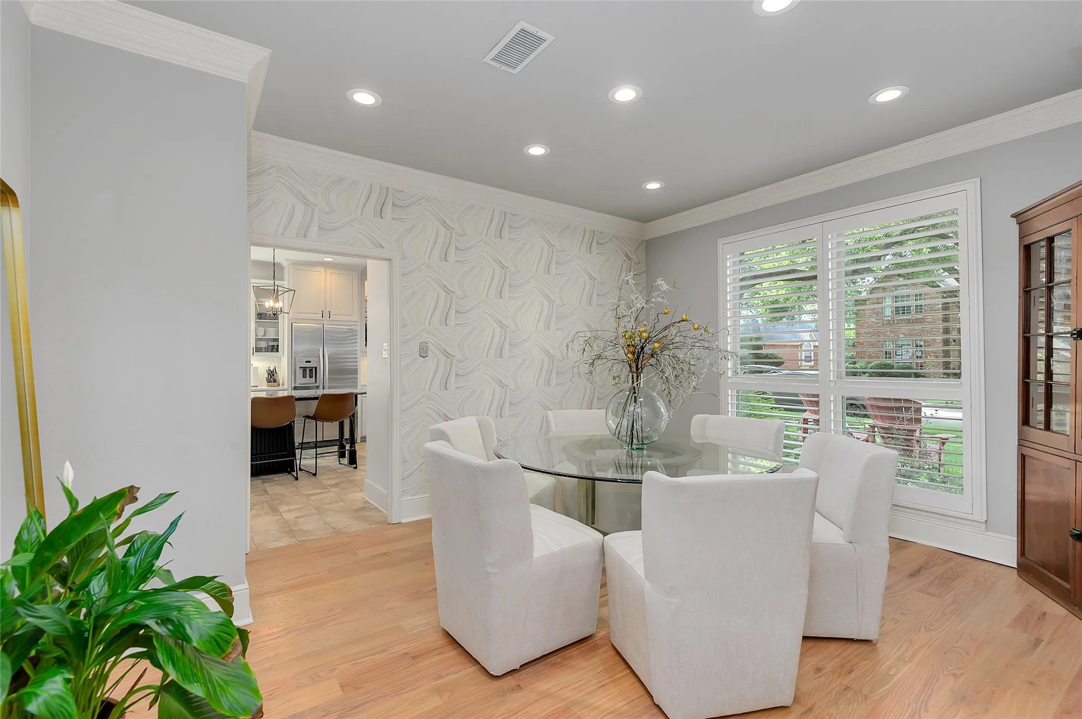Dining area featuring wood-finish flooring, recessed lighting, and crown molding