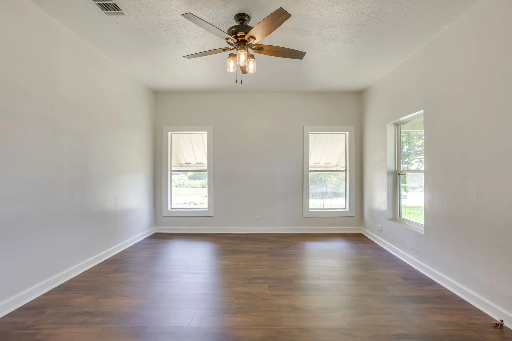 Single Family Residence For Sale in Johnson County , 5641 County Road 313a, Alvarado, Texas 76009, 3 Bedroom, 1 Bathroom, 2 Garage spaces, 1,267 Sqft, built in 1965, mls#21339673, Real Estate Agent in Alvarado, Homes For Sale in Johnson county, Homes For Sale in Alvarado, Realtor in Alvarado Texas, Real Estate Brokerage Independent Realty Texas, Luminita Cordes Realtor