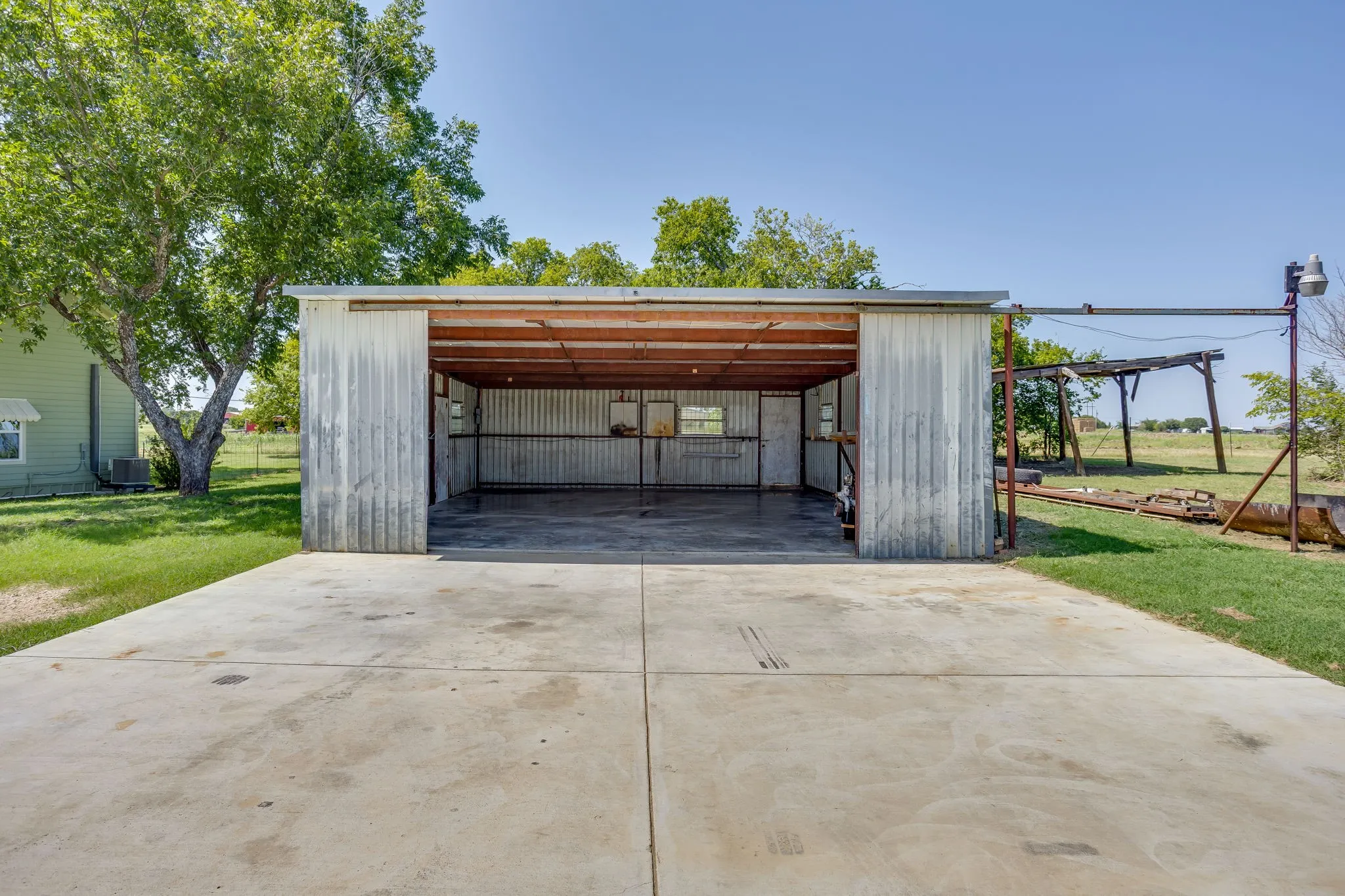 Single Family Residence For Sale in Johnson County , 5641 County Road 313a, Alvarado, Texas 76009, 3 Bedroom, 1 Bathroom, 2 Garage spaces, 1,267 Sqft, built in 1965, mls#21339673, Real Estate Agent in Alvarado, Homes For Sale in Johnson county, Homes For Sale in Alvarado, Realtor in Alvarado Texas, Real Estate Brokerage Independent Realty Texas, Luminita Cordes Realtor