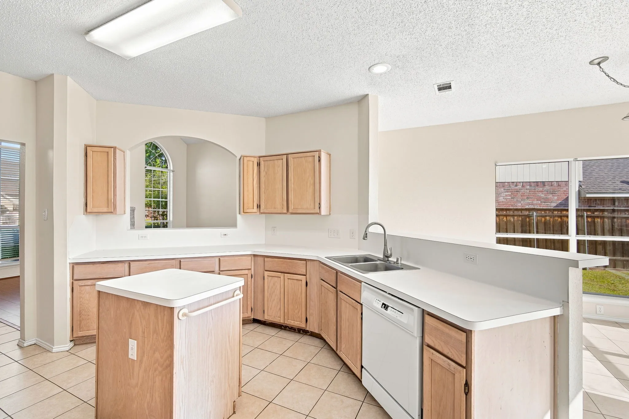 Single Family Residence For Rent in Dallas County , 1813 Pendleton Road, Rowlett, Texas 75089, 3 Bedroom, 3 Bathroom, 2 Garage spaces, 2,078 Sqft, built in 1994, mls#21339745, Real Estate Agent in Rowlett, Homes For Rent in Dallas county, Homes For Rent in Rowlett, Realtor in Rowlett Texas, Real Estate Brokerage Independent Realty Texas, Luminita Cordes Realtor