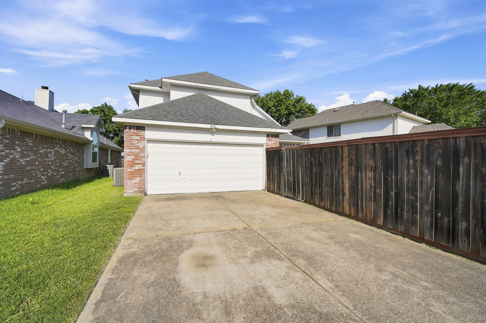 Single Family Residence For Rent in Dallas County , 1813 Pendleton Road, Rowlett, Texas 75089, 3 Bedroom, 3 Bathroom, 2 Garage spaces, 2,078 Sqft, built in 1994, mls#21339745, Real Estate Agent in Rowlett, Homes For Rent in Dallas county, Homes For Rent in Rowlett, Realtor in Rowlett Texas, Real Estate Brokerage Independent Realty Texas, Luminita Cordes Realtor
