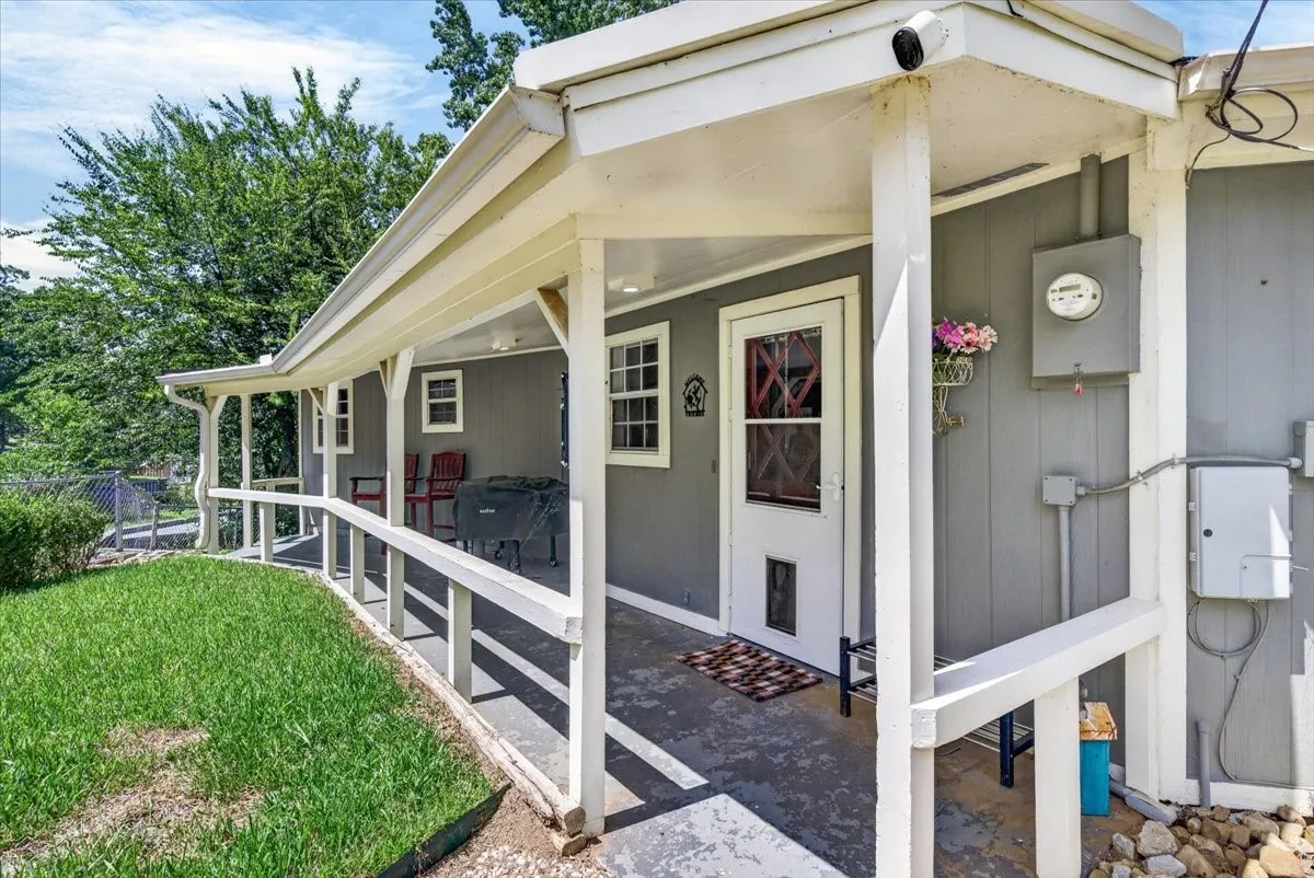 Single Family Residence For Sale in Henderson County , 171 Cedar Elm Road, Trinidad, Texas 75163, 3 Bedroom, 2 Bathroom, 1 Garage spaces, 1,134 Sqft, built in 1976, mls#21339617, Real Estate Agent in Trinidad, Homes For Sale in Henderson county, Homes For Sale in Trinidad, Realtor in Trinidad Texas, Real Estate Brokerage Independent Realty Texas, Luminita Cordes Realtor