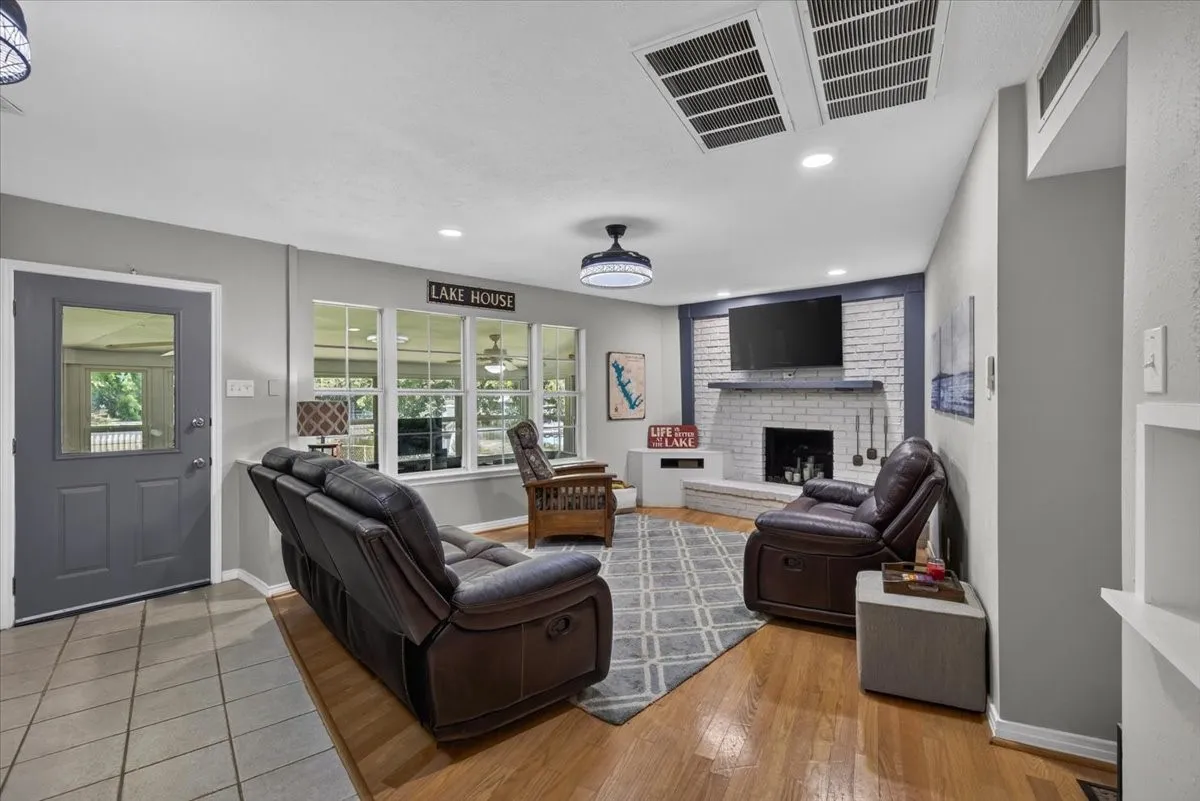 Single Family Residence For Sale in Henderson County , 171 Cedar Elm Road, Trinidad, Texas 75163, 3 Bedroom, 2 Bathroom, 1 Garage spaces, 1,134 Sqft, built in 1976, mls#21339617, Real Estate Agent in Trinidad, Homes For Sale in Henderson county, Homes For Sale in Trinidad, Realtor in Trinidad Texas, Real Estate Brokerage Independent Realty Texas, Luminita Cordes Realtor