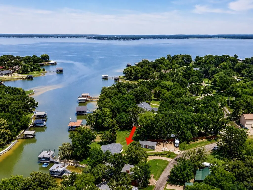 Single Family Residence For Sale in Henderson County , 171 Cedar Elm Road, Trinidad, Texas 75163, 3 Bedroom, 2 Bathroom, 1 Garage spaces, 1,134 Sqft, built in 1976, mls#21339617, Real Estate Agent in Trinidad, Homes For Sale in Henderson county, Homes For Sale in Trinidad, Realtor in Trinidad Texas, Real Estate Brokerage Independent Realty Texas, Luminita Cordes Realtor