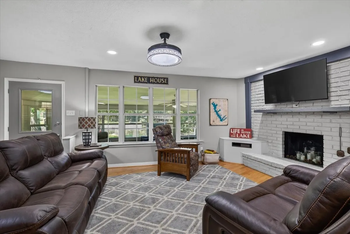 Single Family Residence For Sale in Henderson County , 171 Cedar Elm Road, Trinidad, Texas 75163, 3 Bedroom, 2 Bathroom, 1 Garage spaces, 1,134 Sqft, built in 1976, mls#21339617, Real Estate Agent in Trinidad, Homes For Sale in Henderson county, Homes For Sale in Trinidad, Realtor in Trinidad Texas, Real Estate Brokerage Independent Realty Texas, Luminita Cordes Realtor