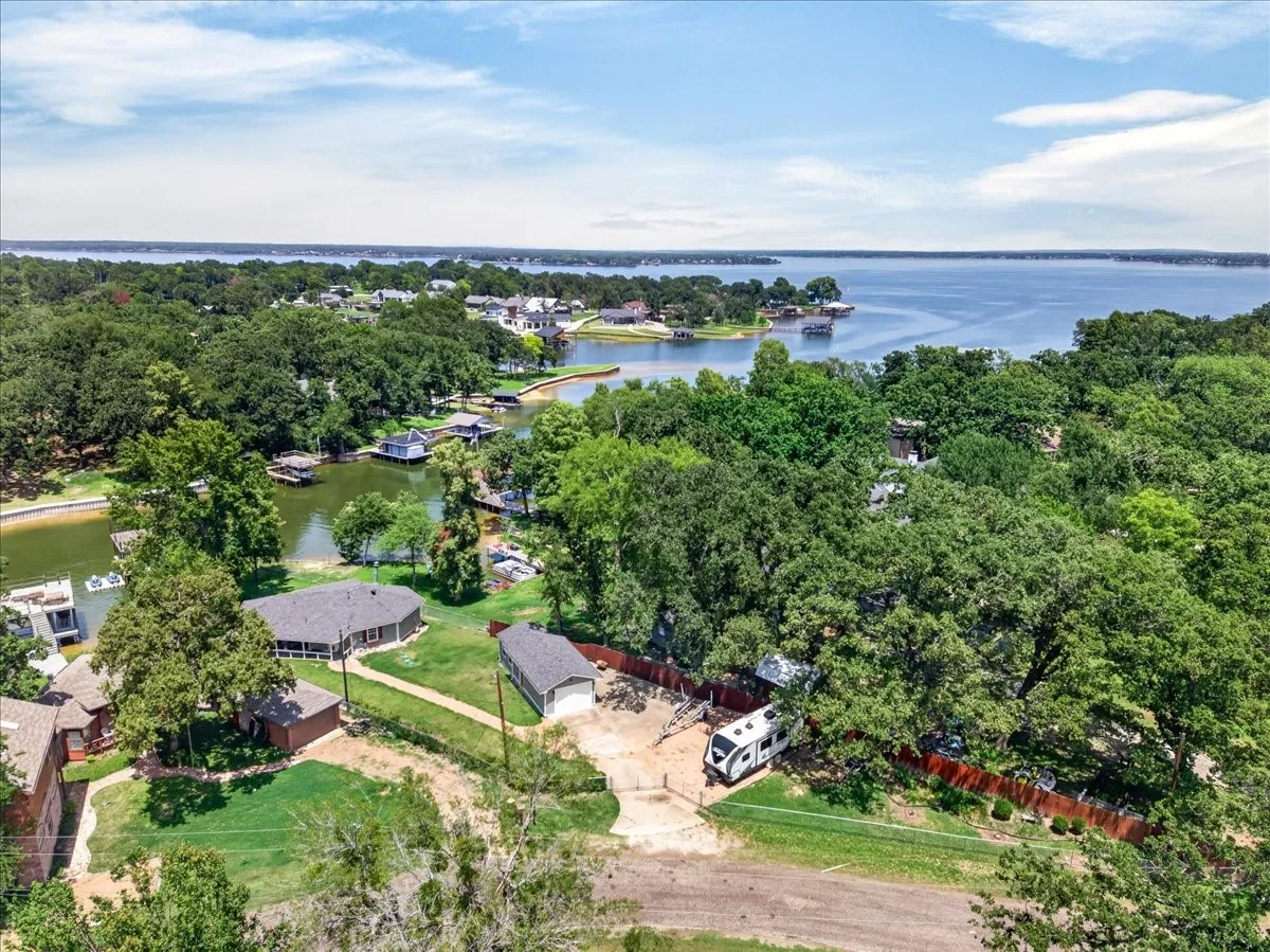 Single Family Residence For Sale in Henderson County , 171 Cedar Elm Road, Trinidad, Texas 75163, 3 Bedroom, 2 Bathroom, 1 Garage spaces, 1,134 Sqft, built in 1976, mls#21339617, Real Estate Agent in Trinidad, Homes For Sale in Henderson county, Homes For Sale in Trinidad, Realtor in Trinidad Texas, Real Estate Brokerage Independent Realty Texas, Luminita Cordes Realtor