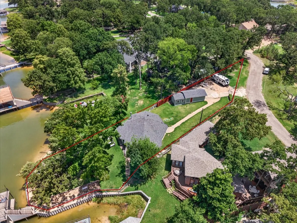 Single Family Residence For Sale in Henderson County , 171 Cedar Elm Road, Trinidad, Texas 75163, 3 Bedroom, 2 Bathroom, 1 Garage spaces, 1,134 Sqft, built in 1976, mls#21339617, Real Estate Agent in Trinidad, Homes For Sale in Henderson county, Homes For Sale in Trinidad, Realtor in Trinidad Texas, Real Estate Brokerage Independent Realty Texas, Luminita Cordes Realtor