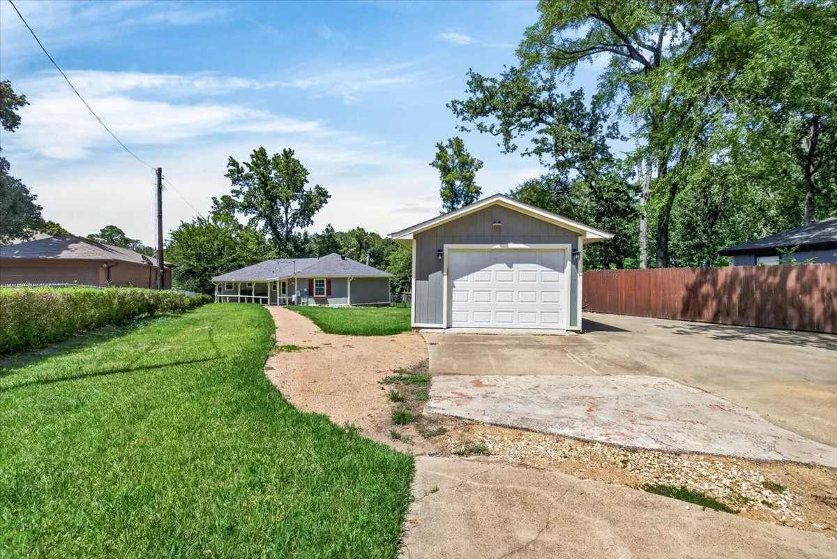 Single Family Residence For Sale in Henderson County , 171 Cedar Elm Road, Trinidad, Texas 75163, 3 Bedroom, 2 Bathroom, 1 Garage spaces, 1,134 Sqft, built in 1976, mls#21339617, Real Estate Agent in Trinidad, Homes For Sale in Henderson county, Homes For Sale in Trinidad, Realtor in Trinidad Texas, Real Estate Brokerage Independent Realty Texas, Luminita Cordes Realtor